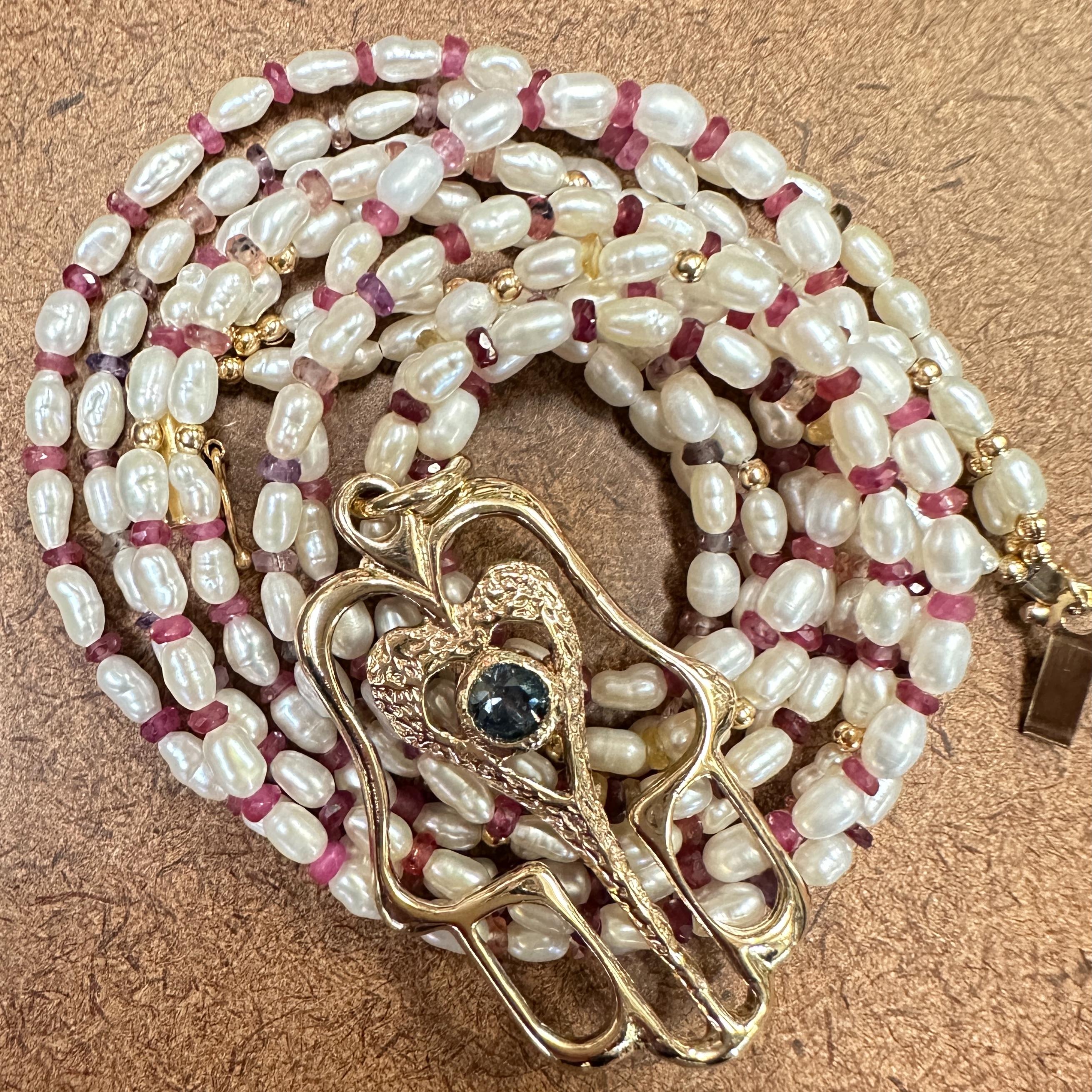 Contemporaneo Ciondolo grande in oro 14K con zaffiro (Mano di Fatima) e collana di 3 fili di perle in vendita