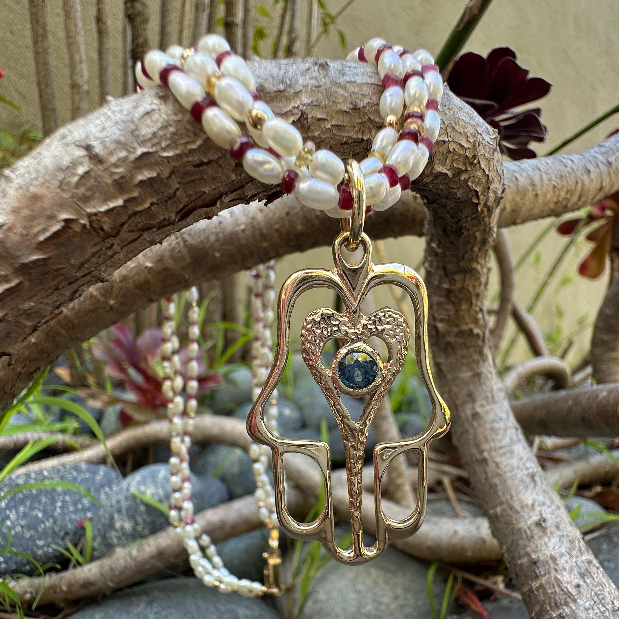 Taglio misto Ciondolo grande in oro 14K con zaffiro (Mano di Fatima) e collana di 3 fili di perle in vendita