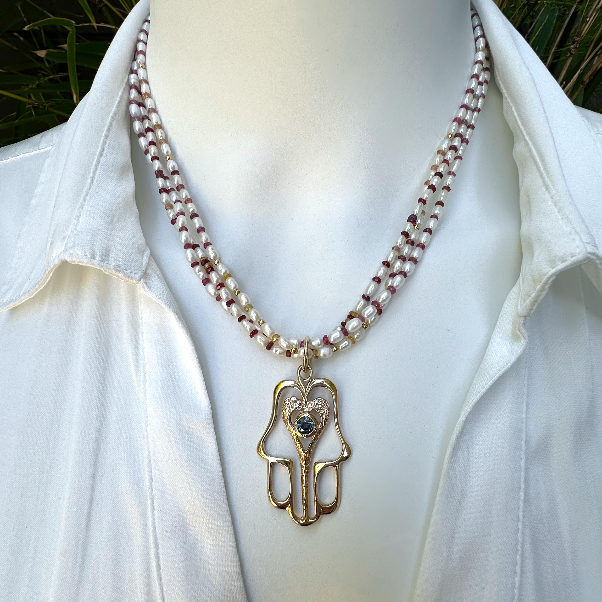 Ciondolo grande in oro 14K con zaffiro (Mano di Fatima) e collana di 3 fili di perle In condizioni ottime in vendita a Sherman Oaks, CA