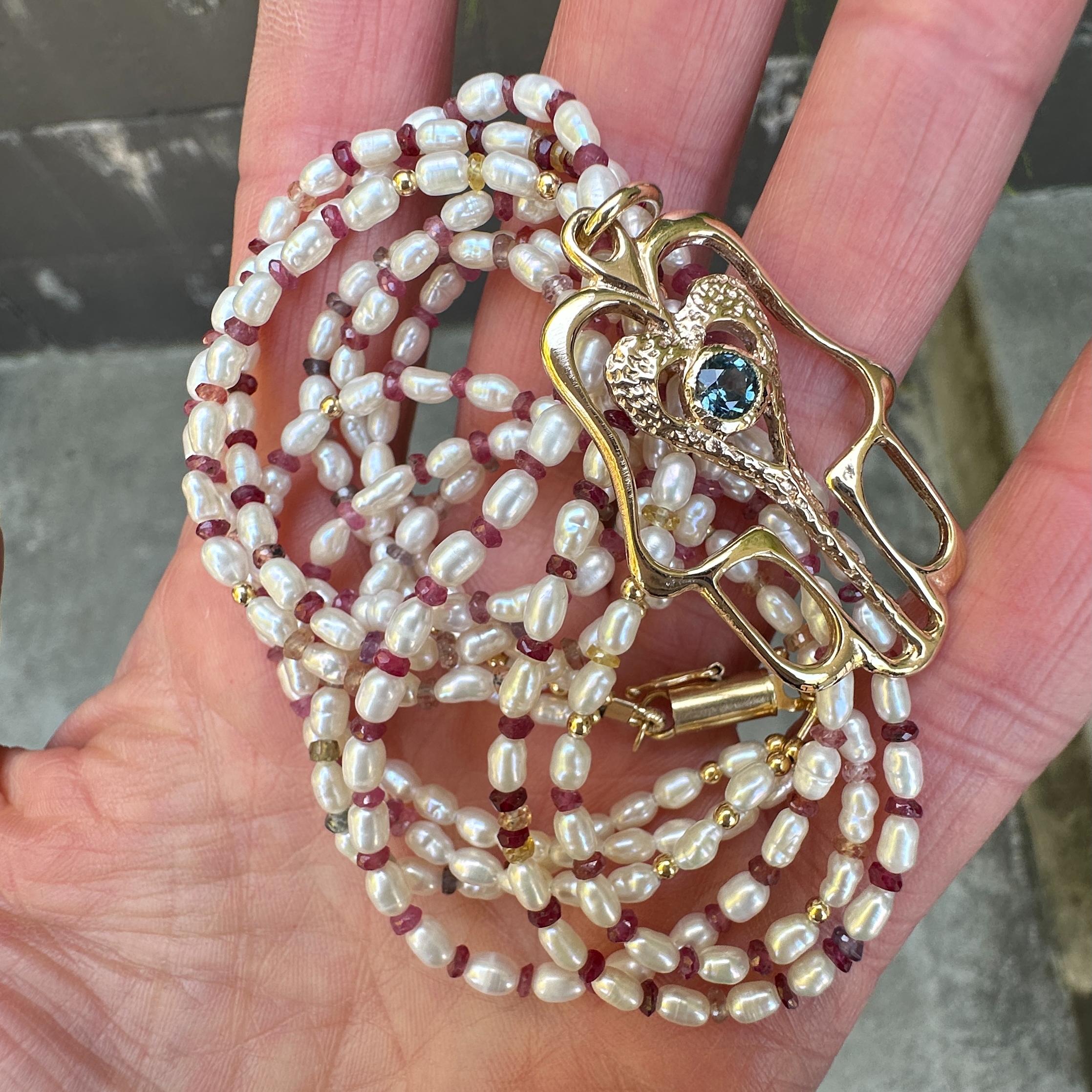 da uomo o donna Ciondolo grande in oro 14K con zaffiro (Mano di Fatima) e collana di 3 fili di perle in vendita