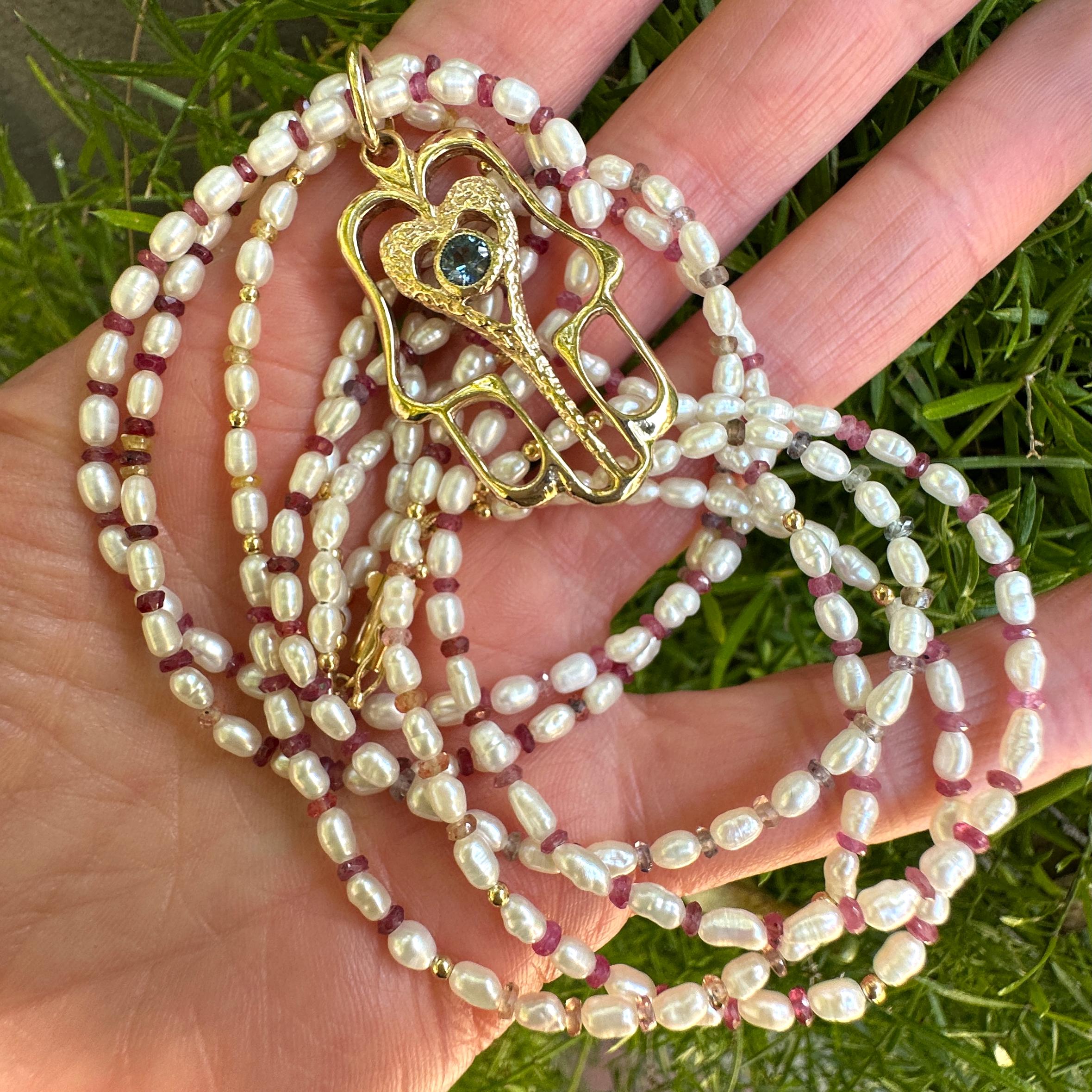 Ciondolo grande in oro 14K con zaffiro (Mano di Fatima) e collana di 3 fili di perle in vendita 1