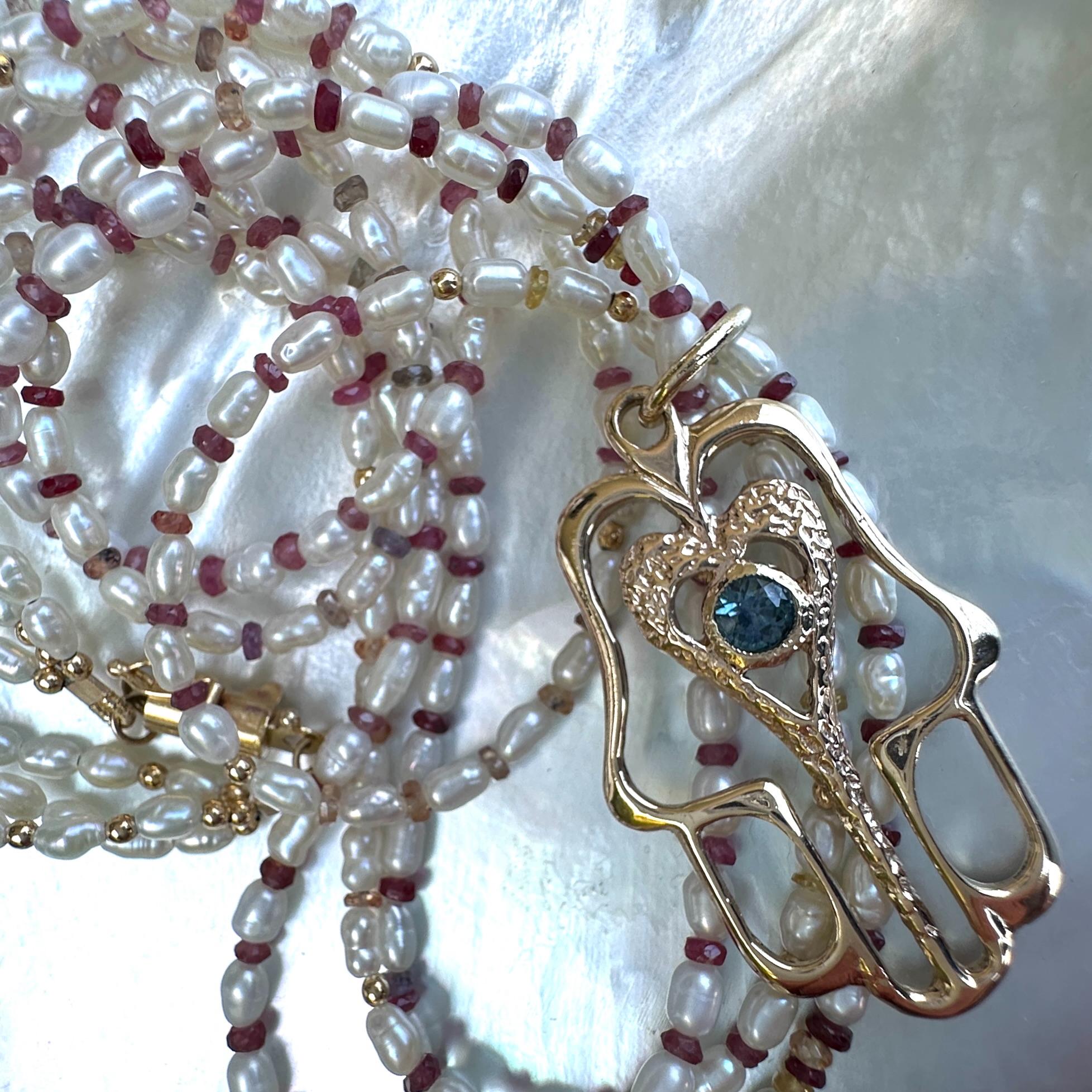 Ciondolo grande in oro 14K con zaffiro (Mano di Fatima) e collana di 3 fili di perle in vendita 2