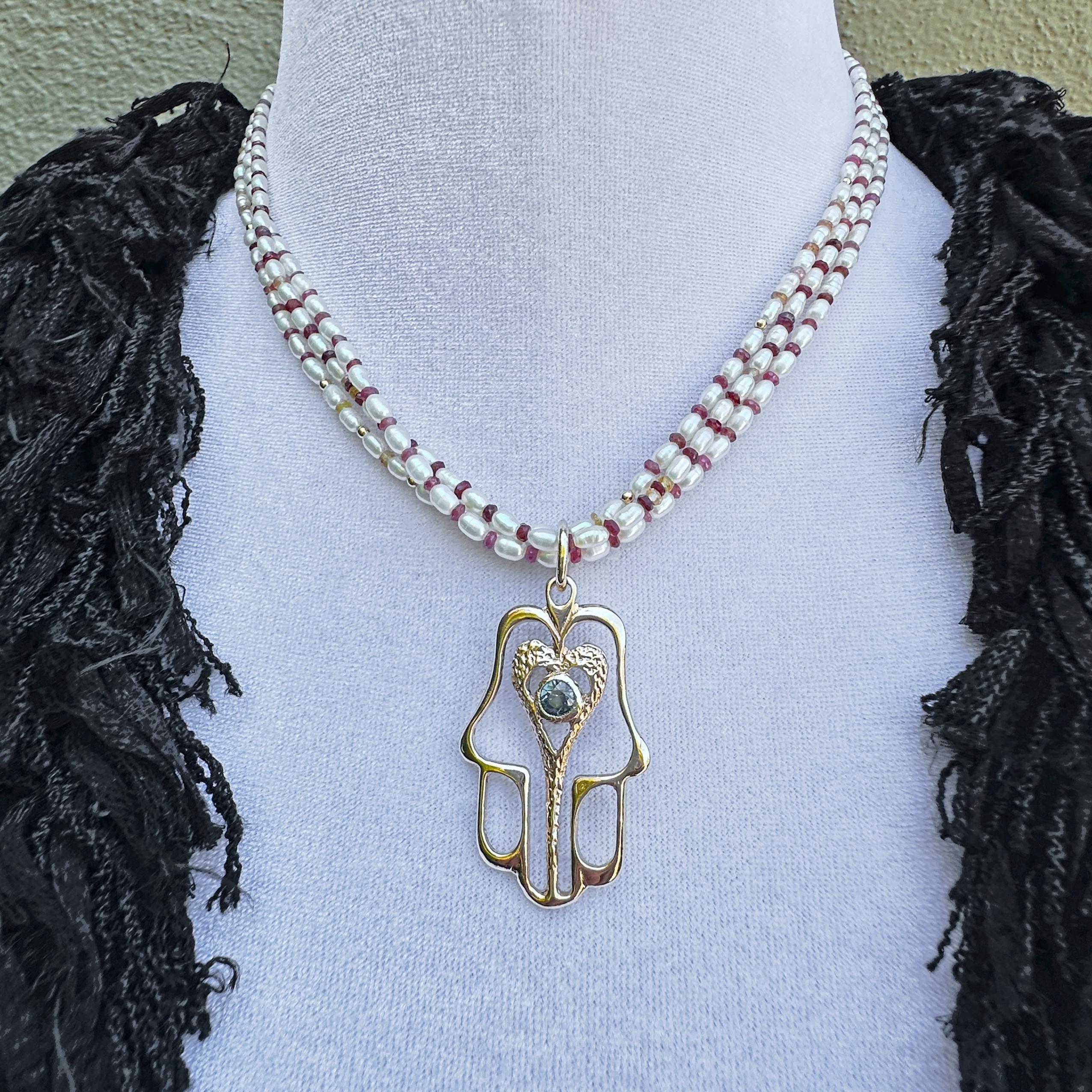 Ciondolo grande in oro 14K con zaffiro (Mano di Fatima) e collana di 3 fili di perle in vendita 3