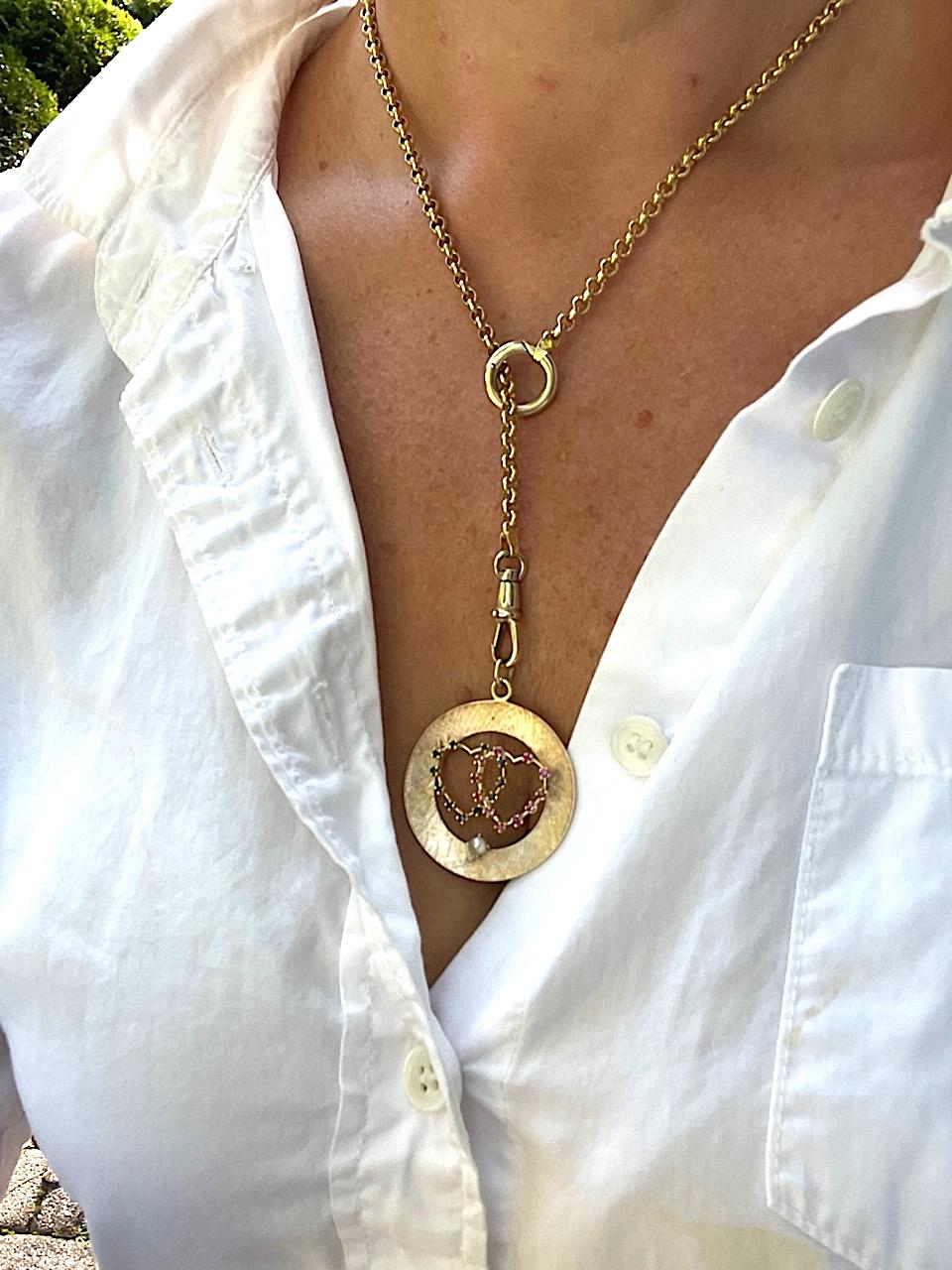 Taglio rotondo Ciondolo grande a forma di disco con cuore intrecciato in oro 14k con zaffiro rosa e blu in vendita