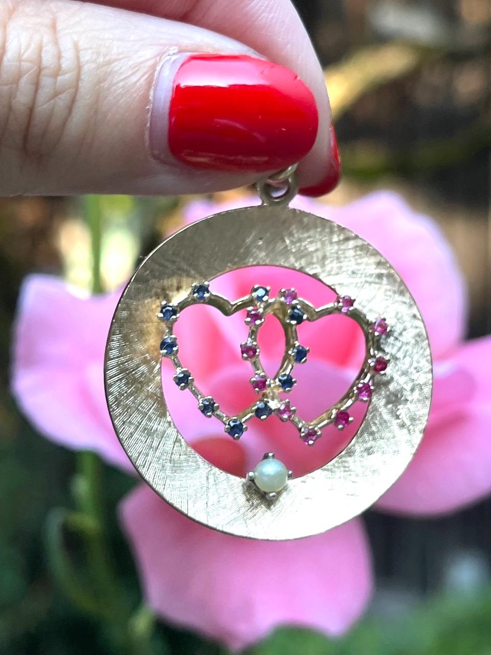 Large 14k Gold Pink and Blue Sapphire Intertwined Heart Disc Charm Pendant In Good Condition For Sale In New York, NY