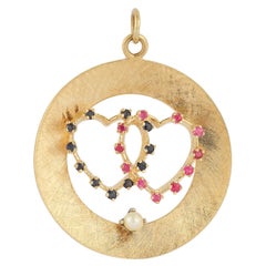 Ciondolo grande a forma di disco con cuore intrecciato in oro 14k con zaffiro rosa e blu