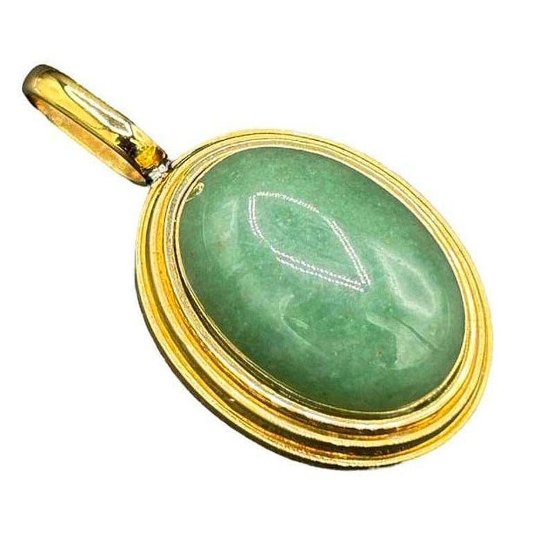 Ce pendentif de style Art déco incarne l'élégance avec son luxueux centre en aventurine et ses touches d'or rayonnantes. Conçu avec un motif classique en escalier, le pendentif capture la sophistication géométrique de l'époque, mettant en valeur le