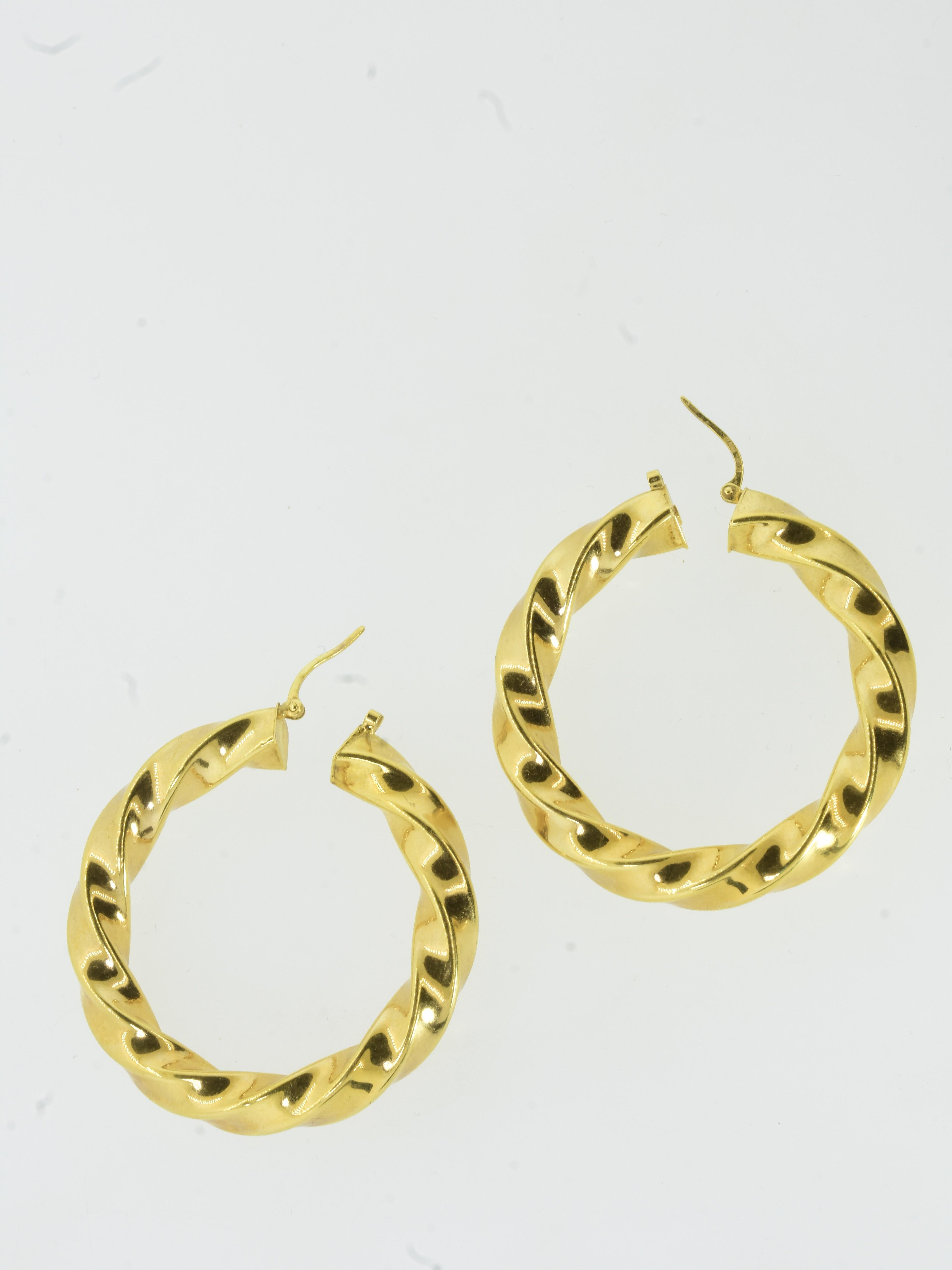 Groß 14K Gold  Ungewöhnliche Twisted Motif Vintage 1,75 Zoll im Durchmesser Hoops im Angebot 2