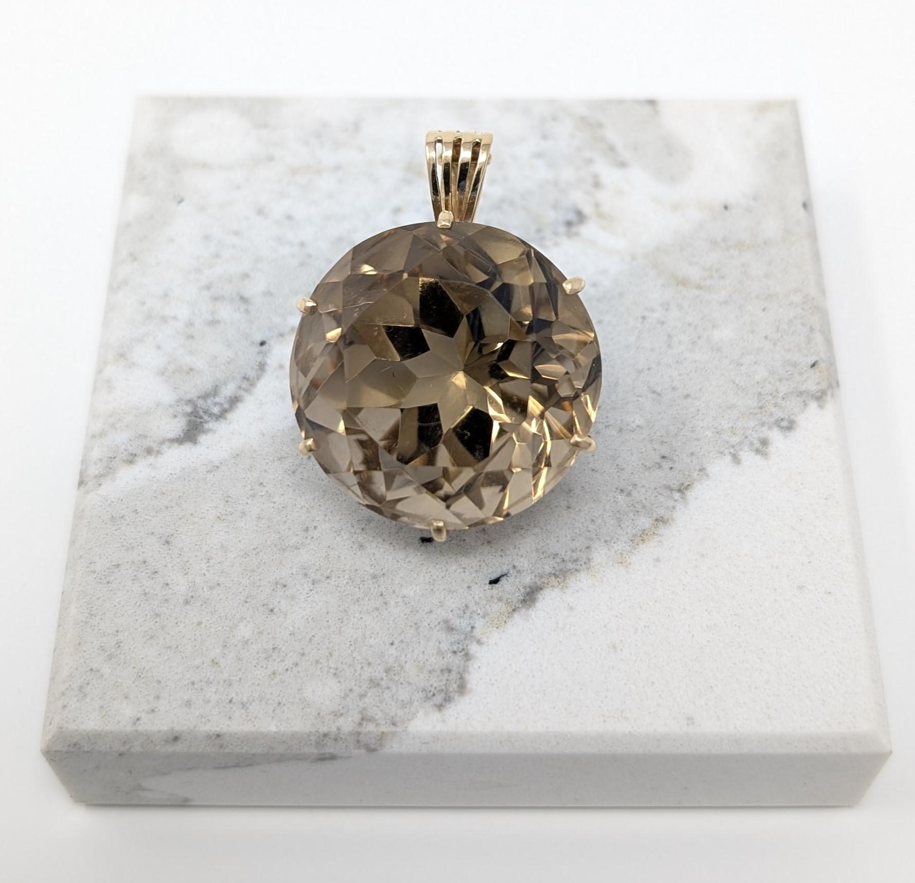 Magnifique pendentif en or jaune 14k serti d'une citrine fumée. Il comporte 6 griffes et est signé 14K JP au dos de la bague. Mesure 27,5 mm de largeur sur 37,5 mm de longueur et 20 mm de profondeur.