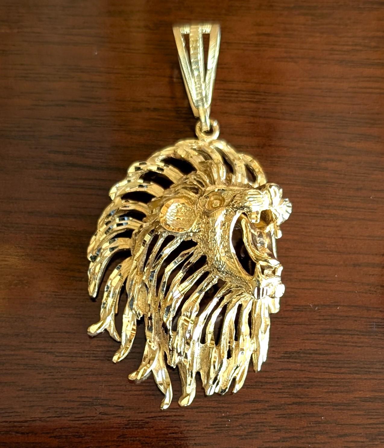 Grand pendentif en forme de lion créé en or jaune massif 14k, avec des gravures en diamant et du métal ajouré. Signé / estampillé 