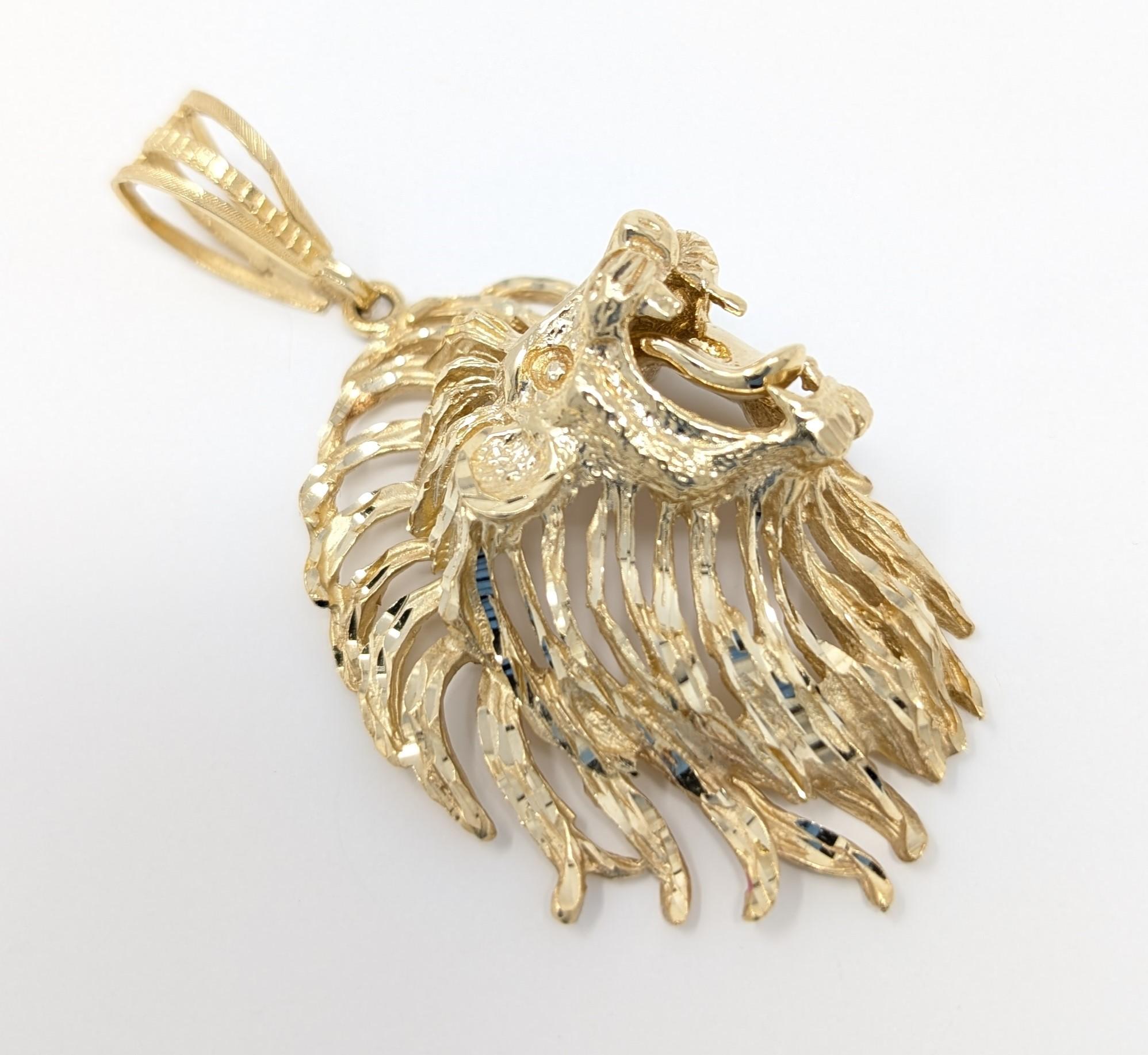 Grand pendentif lion figuratif en or jaune massif 14 carats taillé en diamant Bon état - En vente à Greer, SC