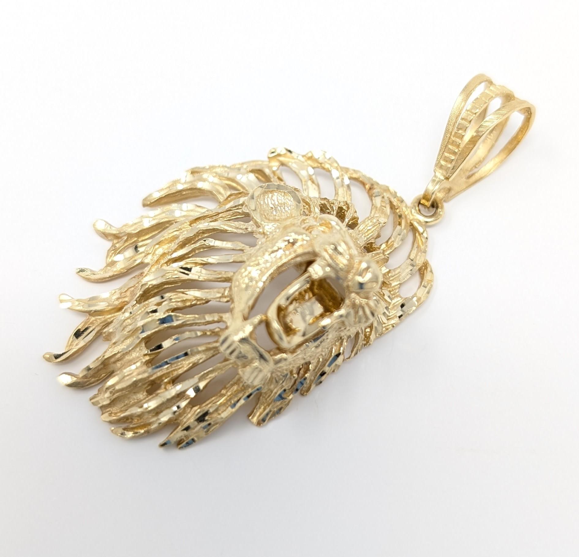 Grand pendentif lion figuratif en or jaune massif 14 carats taillé en diamant Pour hommes en vente