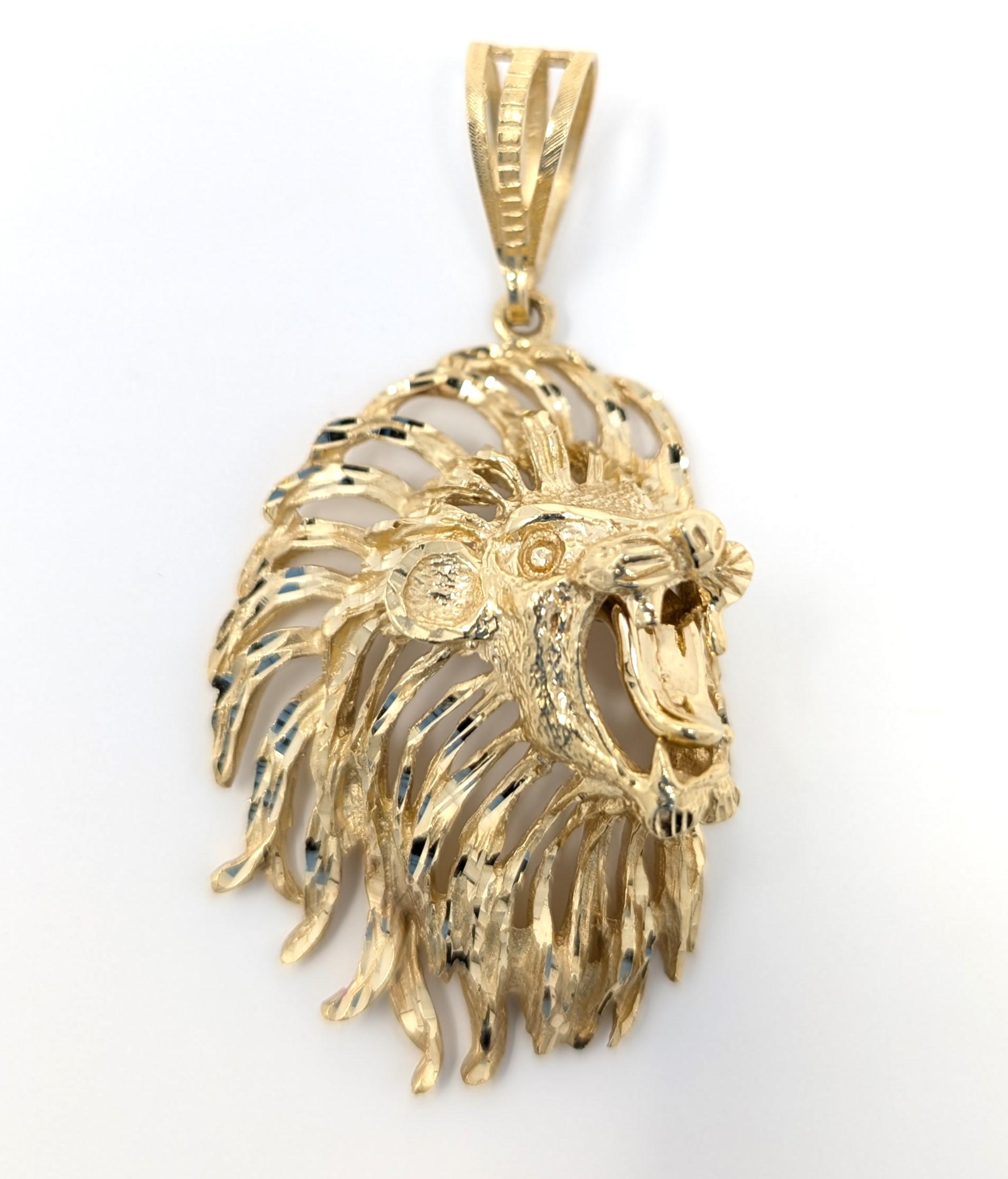Grand pendentif lion figuratif en or jaune massif 14 carats taillé en diamant en vente 1
