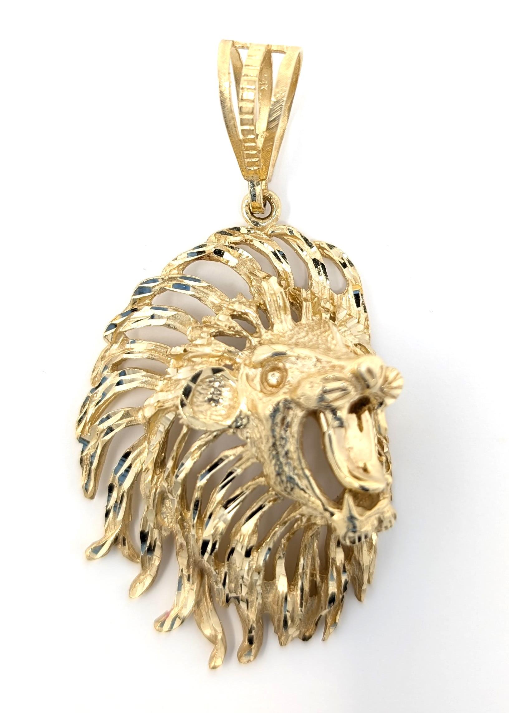 Grand pendentif lion figuratif en or jaune massif 14 carats taillé en diamant en vente 2