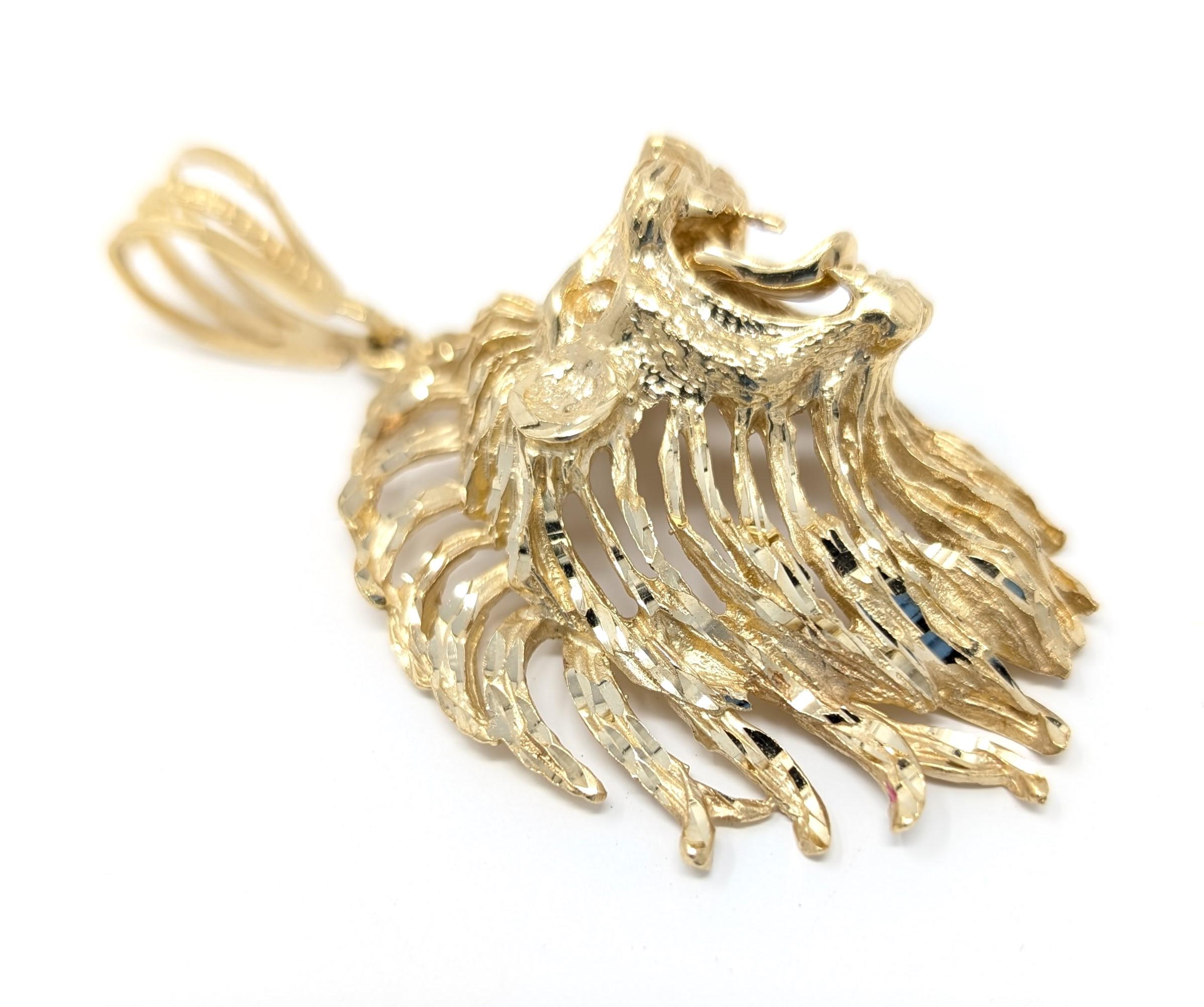 Grand pendentif lion figuratif en or jaune massif 14 carats taillé en diamant en vente 3