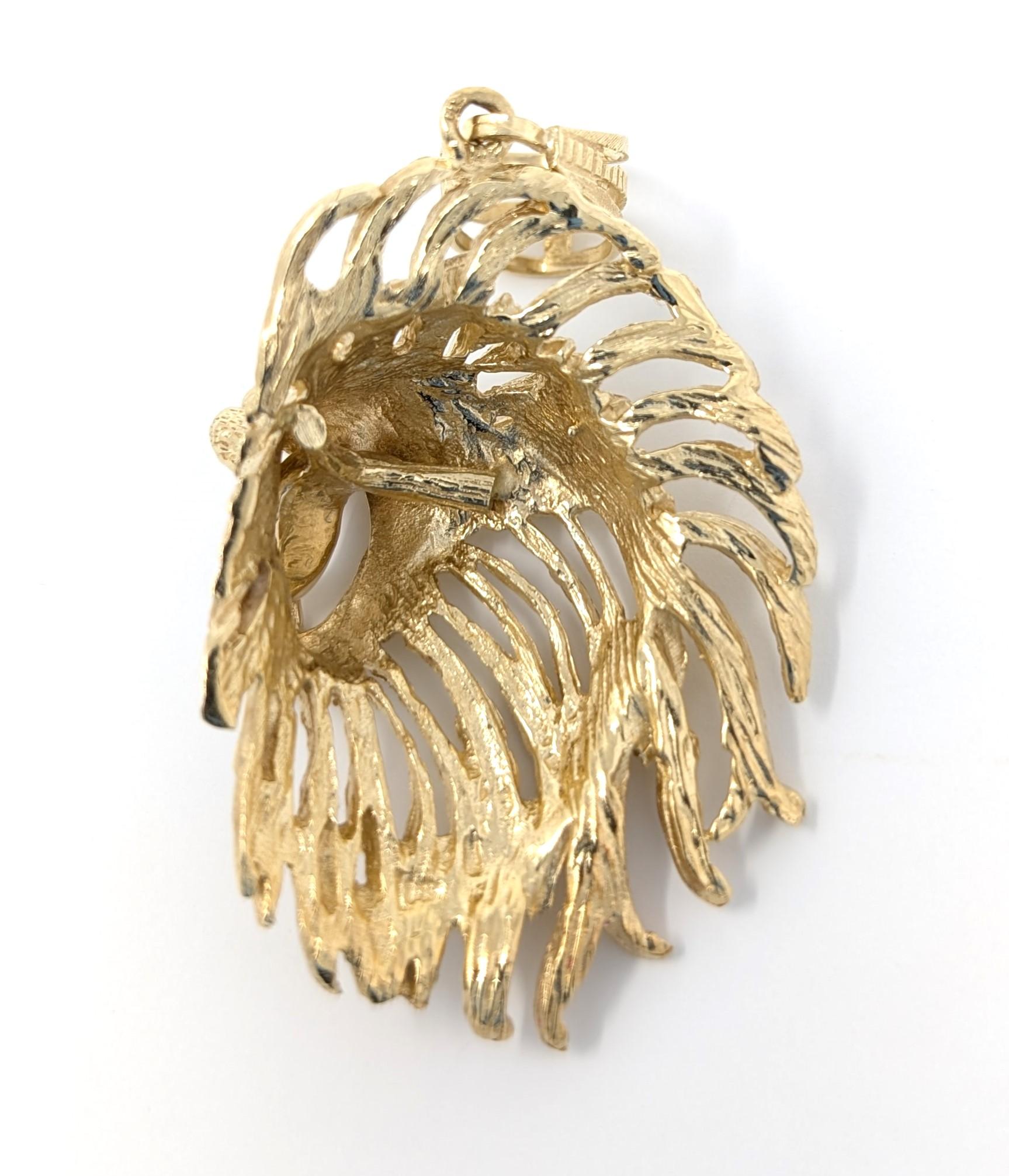 Grand pendentif lion figuratif en or jaune massif 14 carats taillé en diamant en vente 4