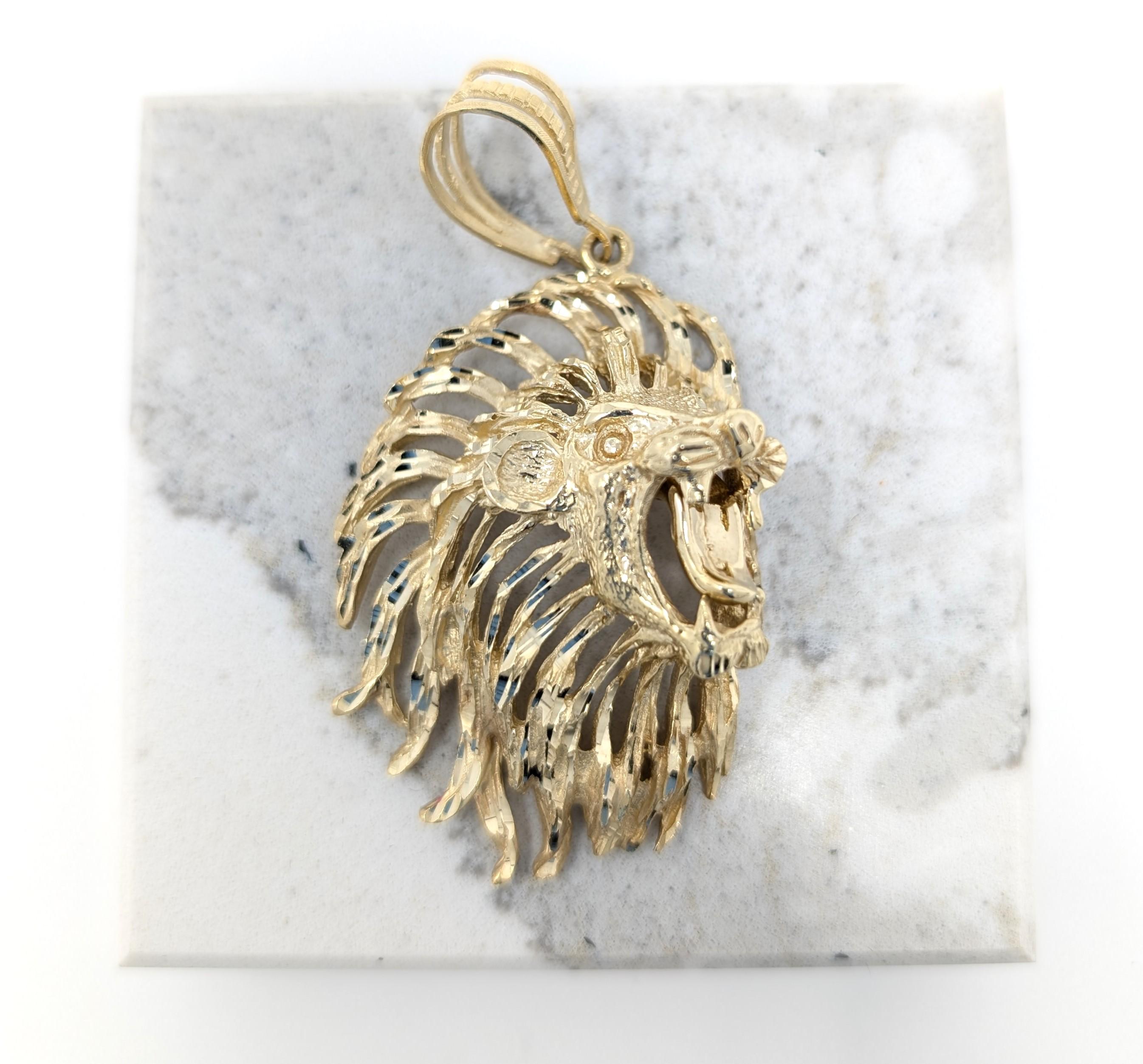 Grand pendentif lion figuratif en or jaune massif 14 carats taillé en diamant en vente 5