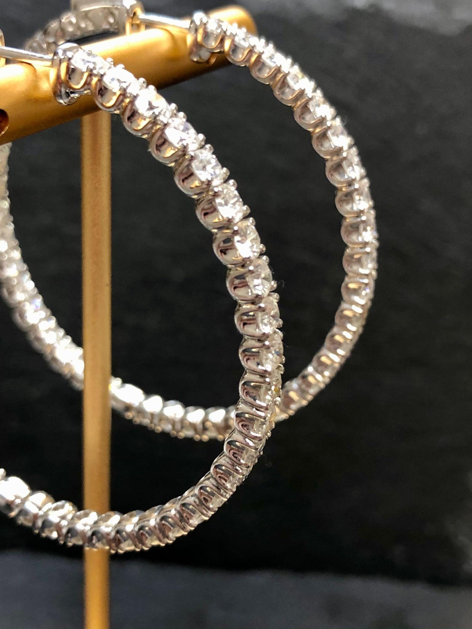 Un impresionante par de aros interiores exteriores realizados en oro blanco de 14 quilates y engastados con aproximadamente 10,50 ctw (78 piedras) en diamantes de color G-I y claridad Si1-2.

Dimensiones/Peso
3,30 mm de ancho por 2