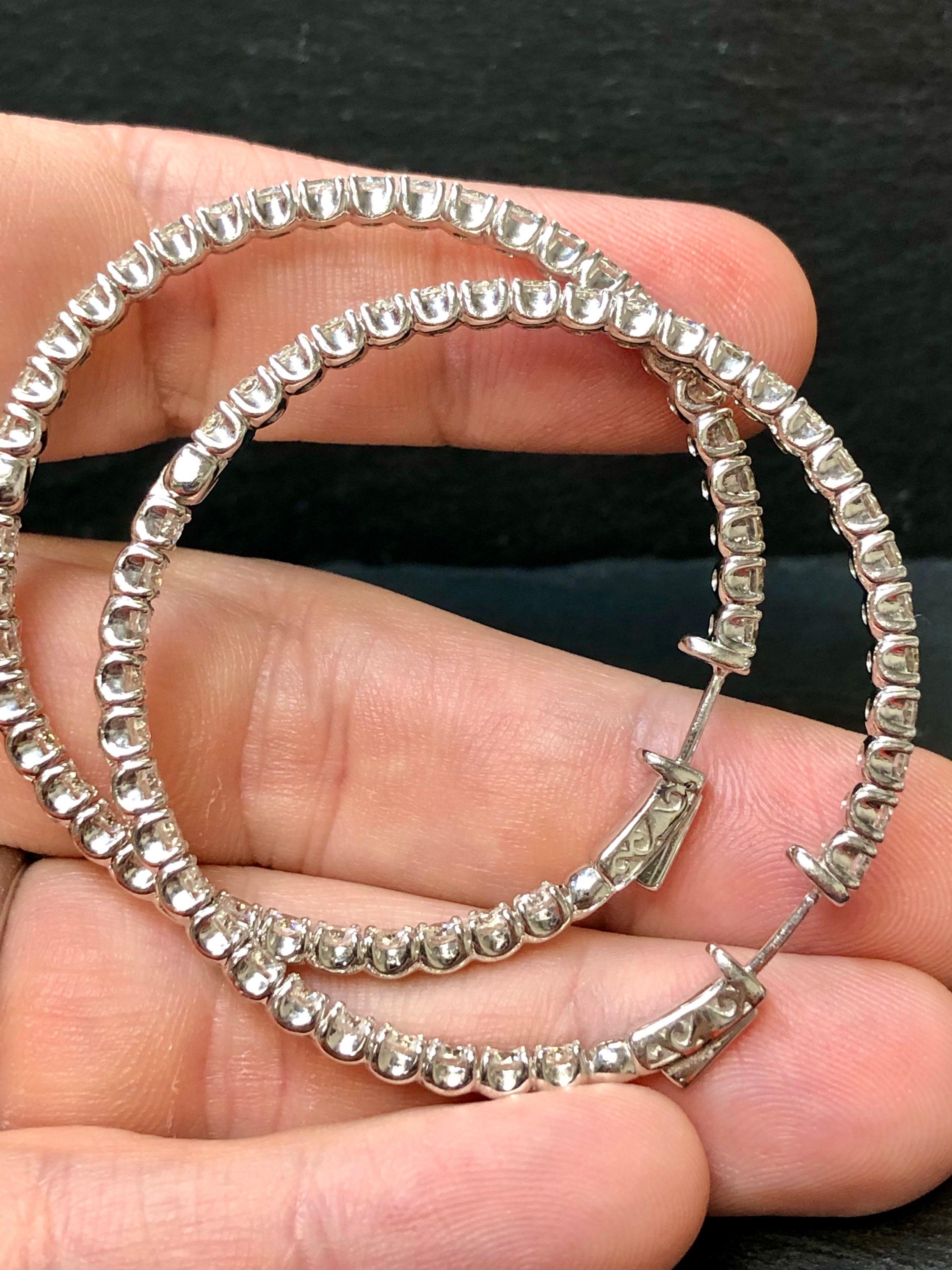 Pendientes de aro grandes de oro blanco de 14k con diamantes de 10,50 ctw en el interior y el exterior en venta 2