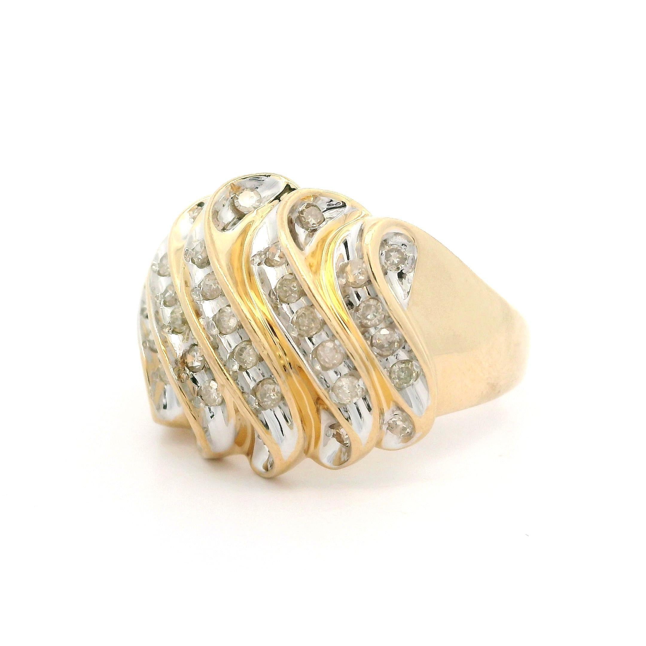 --Pierre(s) :...
(34) Diamants naturels authentiques - taille ronde, brillante et simple - sertis en pavé - pureté I2/I3 - couleur jaune clair/brun
Poids total en carats : 0,50 (environ)

MATERIAL : Or jaune massif 14K
Poids : 6,21 grammes
Taille de