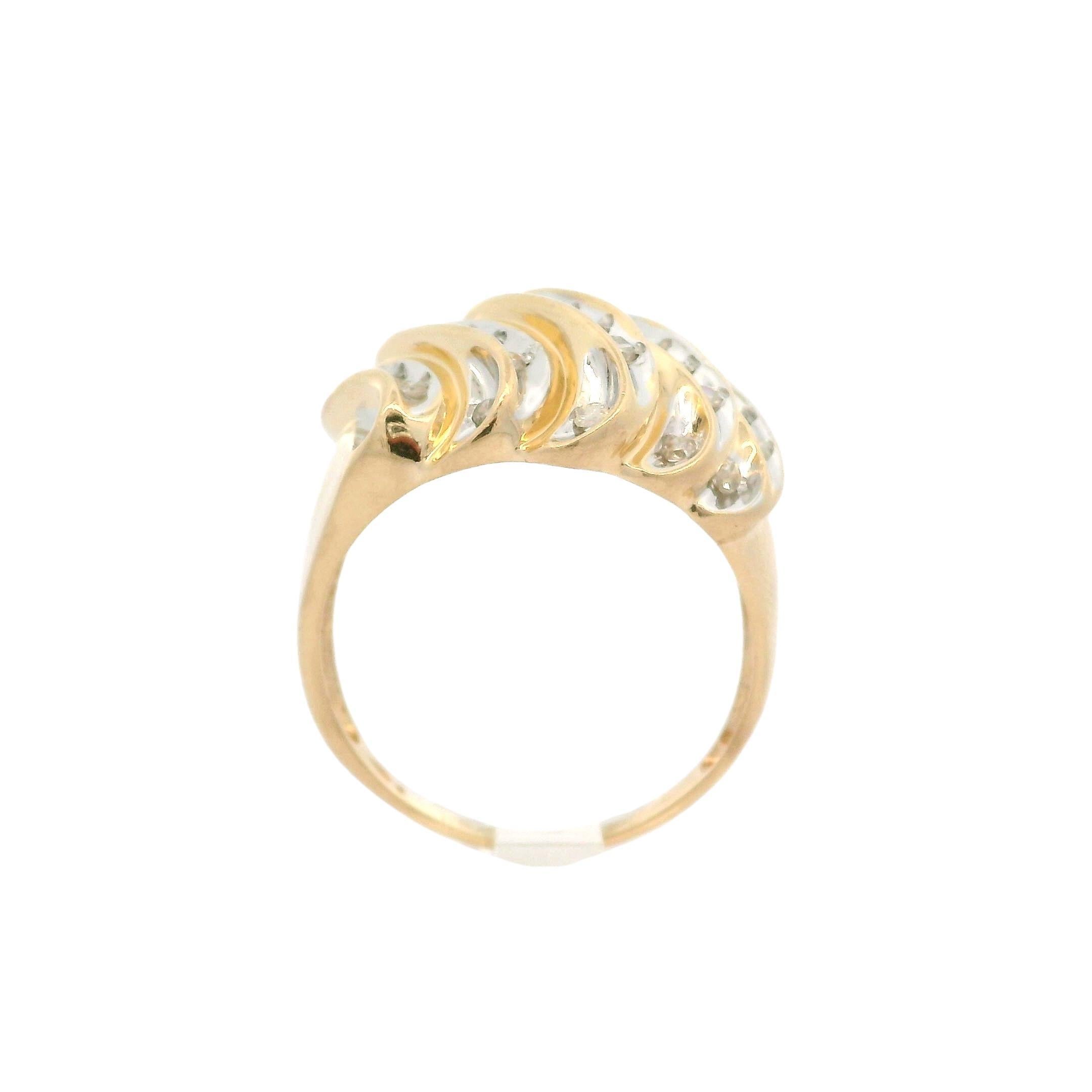 Grande bague jonc cigare large et ondulée en or jaune 14 carats avec diamants 0,50 carat Excellent état - En vente à Montclair, NJ