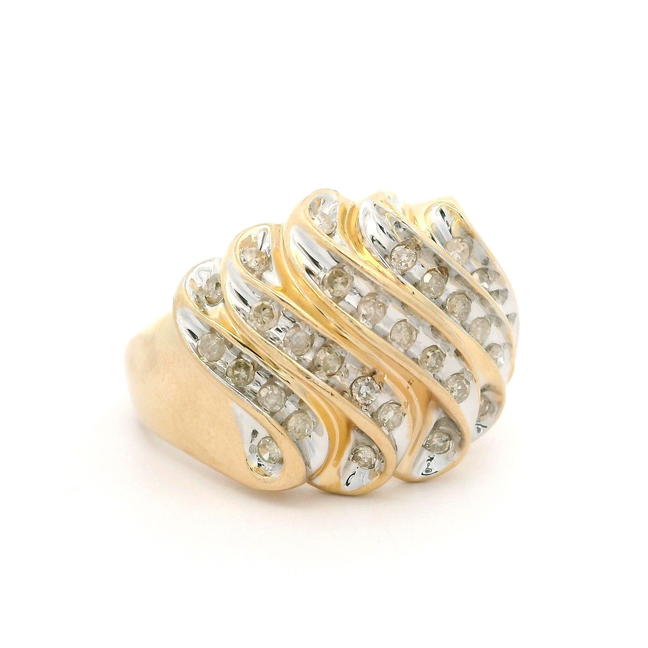 Grande bague jonc cigare large et ondulée en or jaune 14 carats avec diamants 0,50 carat en vente 1