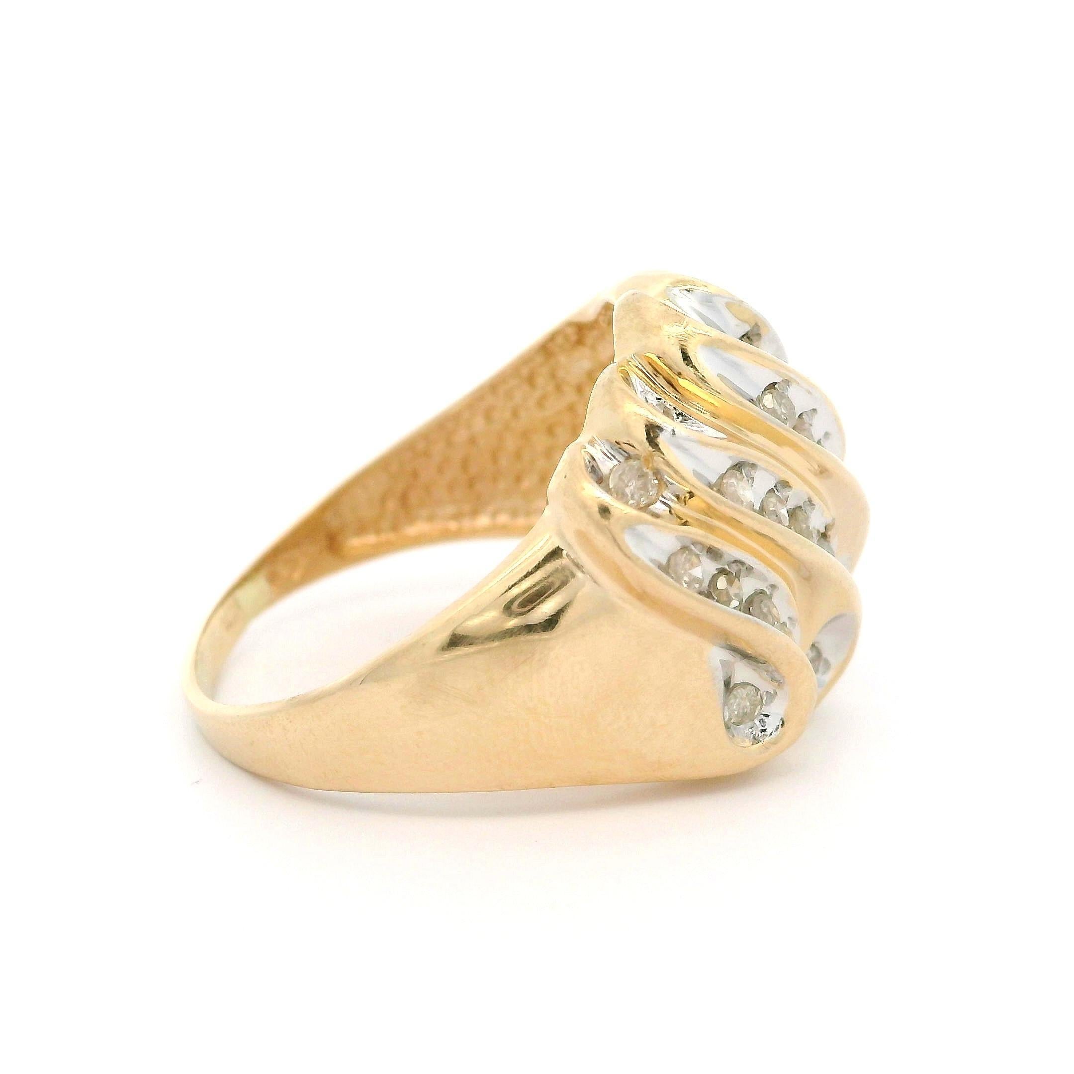 Grande bague jonc cigare large et ondulée en or jaune 14 carats avec diamants 0,50 carat en vente 2