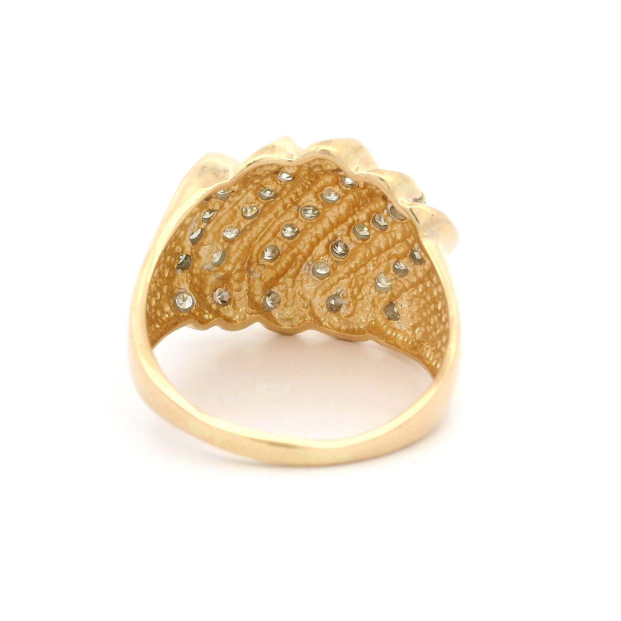 Grande bague jonc cigare large et ondulée en or jaune 14 carats avec diamants 0,50 carat en vente 3
