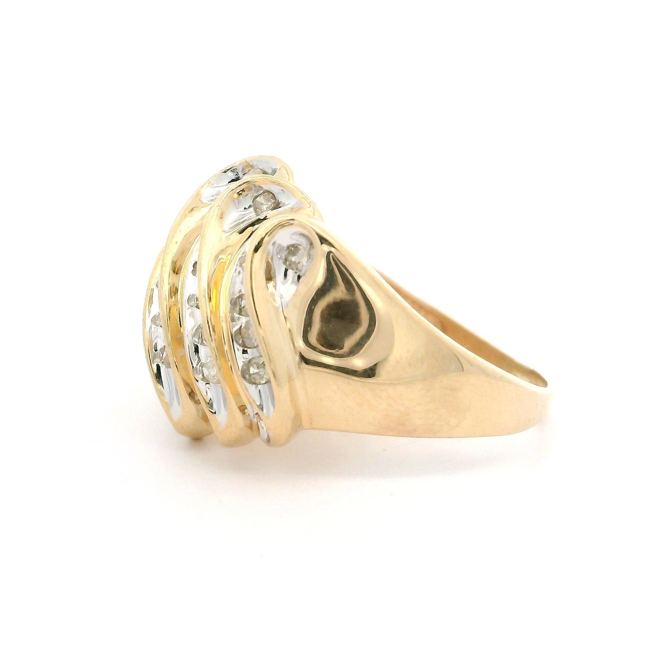 Grande bague jonc cigare large et ondulée en or jaune 14 carats avec diamants 0,50 carat en vente 4
