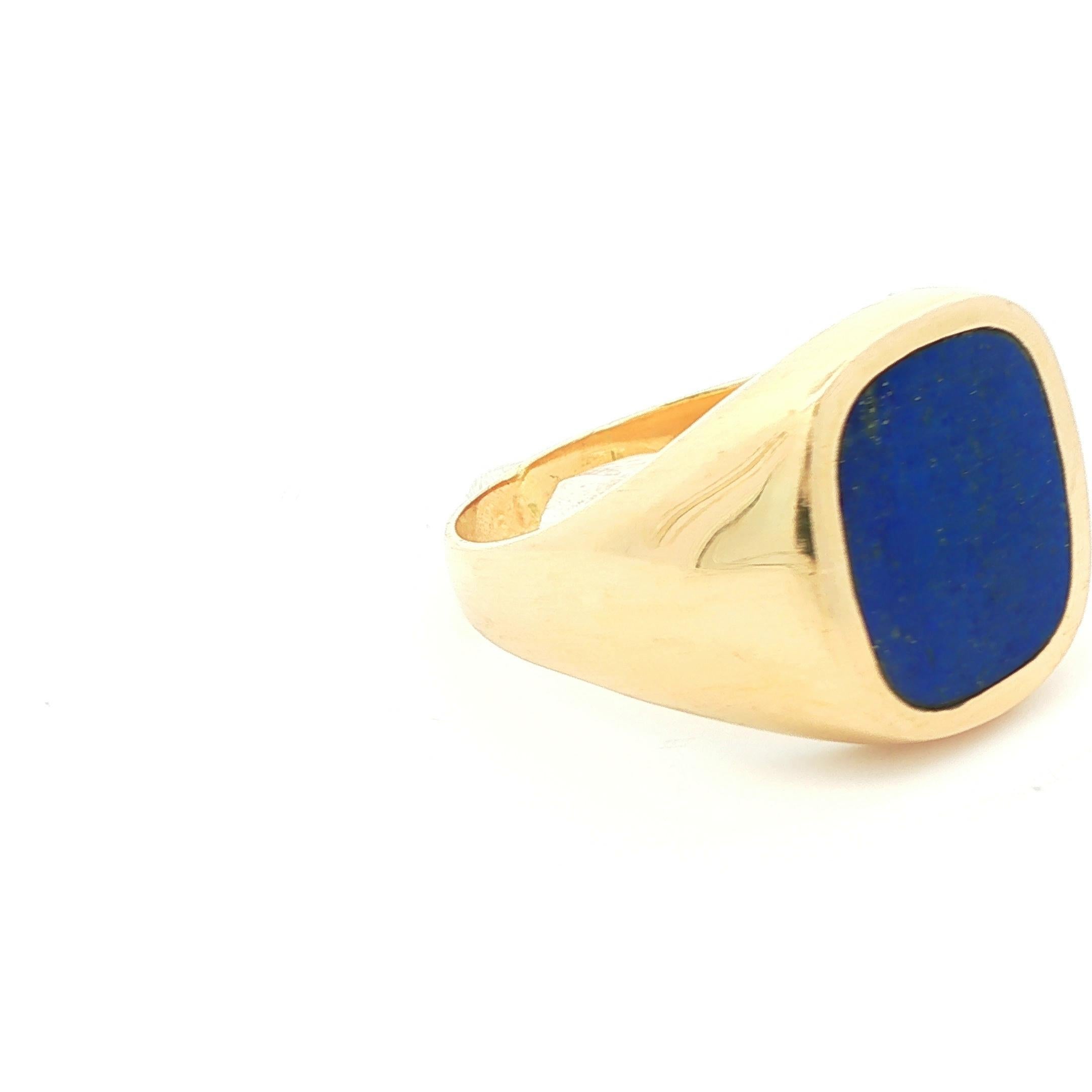 Cette magnifique bague en or jaune 14 carats présente des incrustations de lapis bleu qui ressemblent à un ciel nocturne étoilé. La bague repose à plat sur la main, ce qui la rend parfaite à porter toute la journée, et peut facilement être habillée