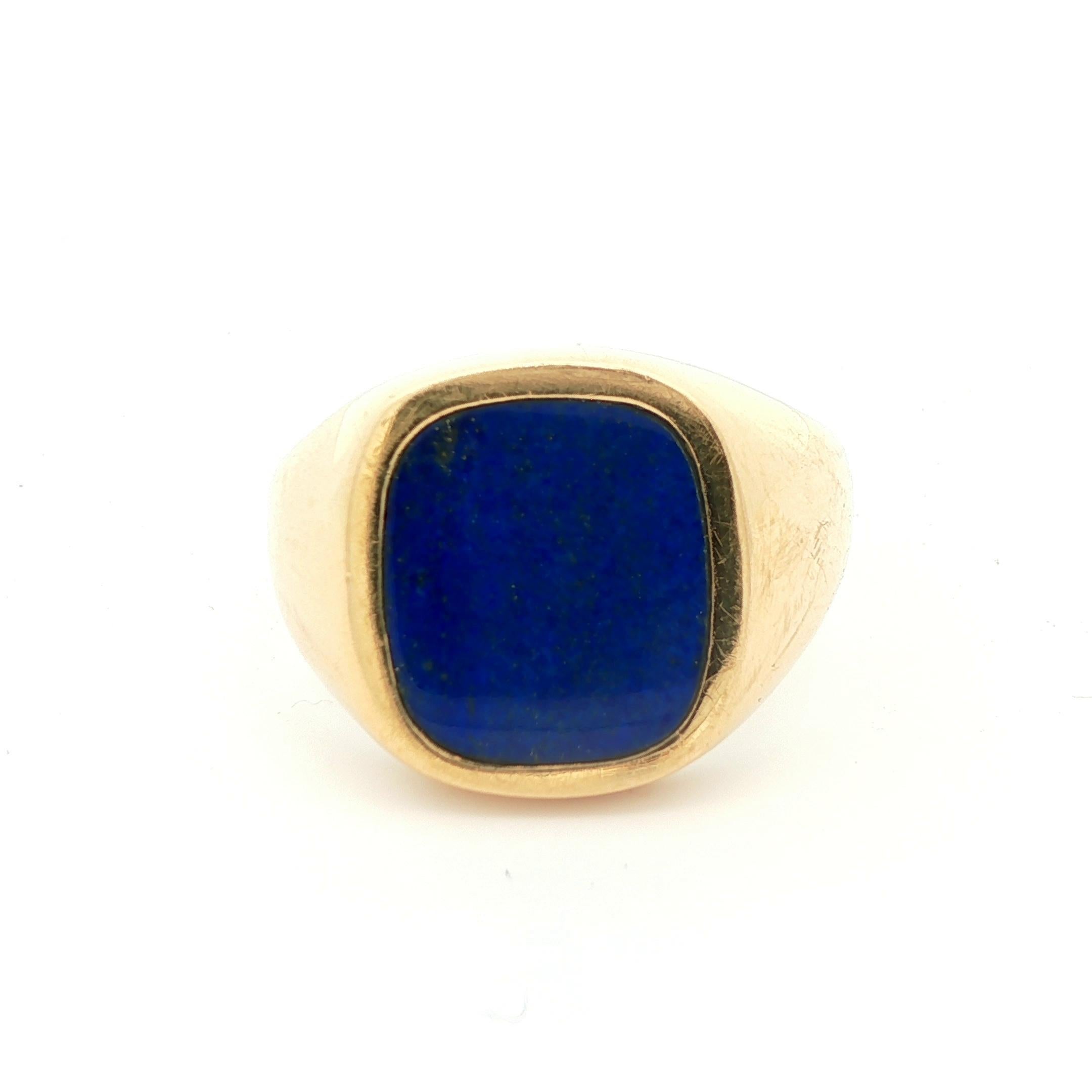 Taille ovale Grande bague en or jaune 14k incrustée de lapis en vente