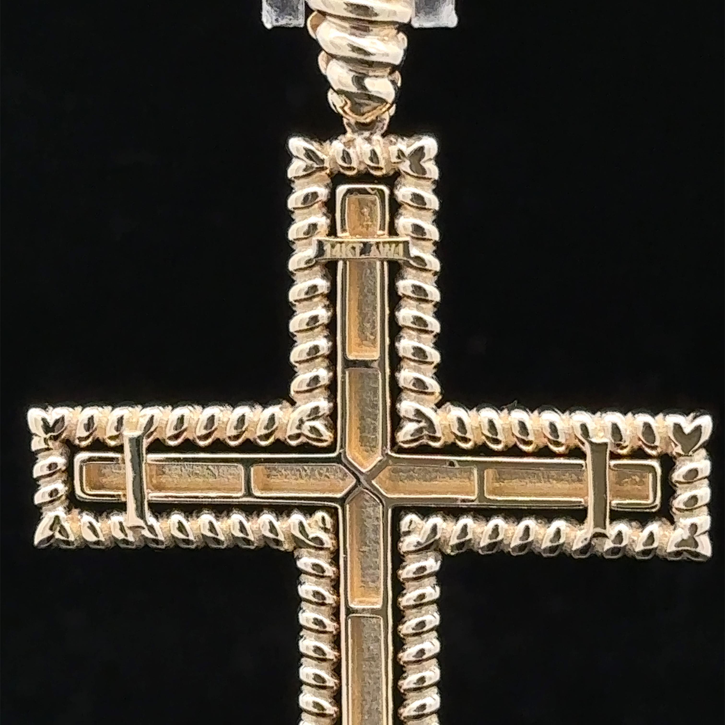 Grand pendentif croix en or jaune 14 carats poli au centre avec cadre en fil de fer torsadé Excellent état - En vente à Montclair, NJ