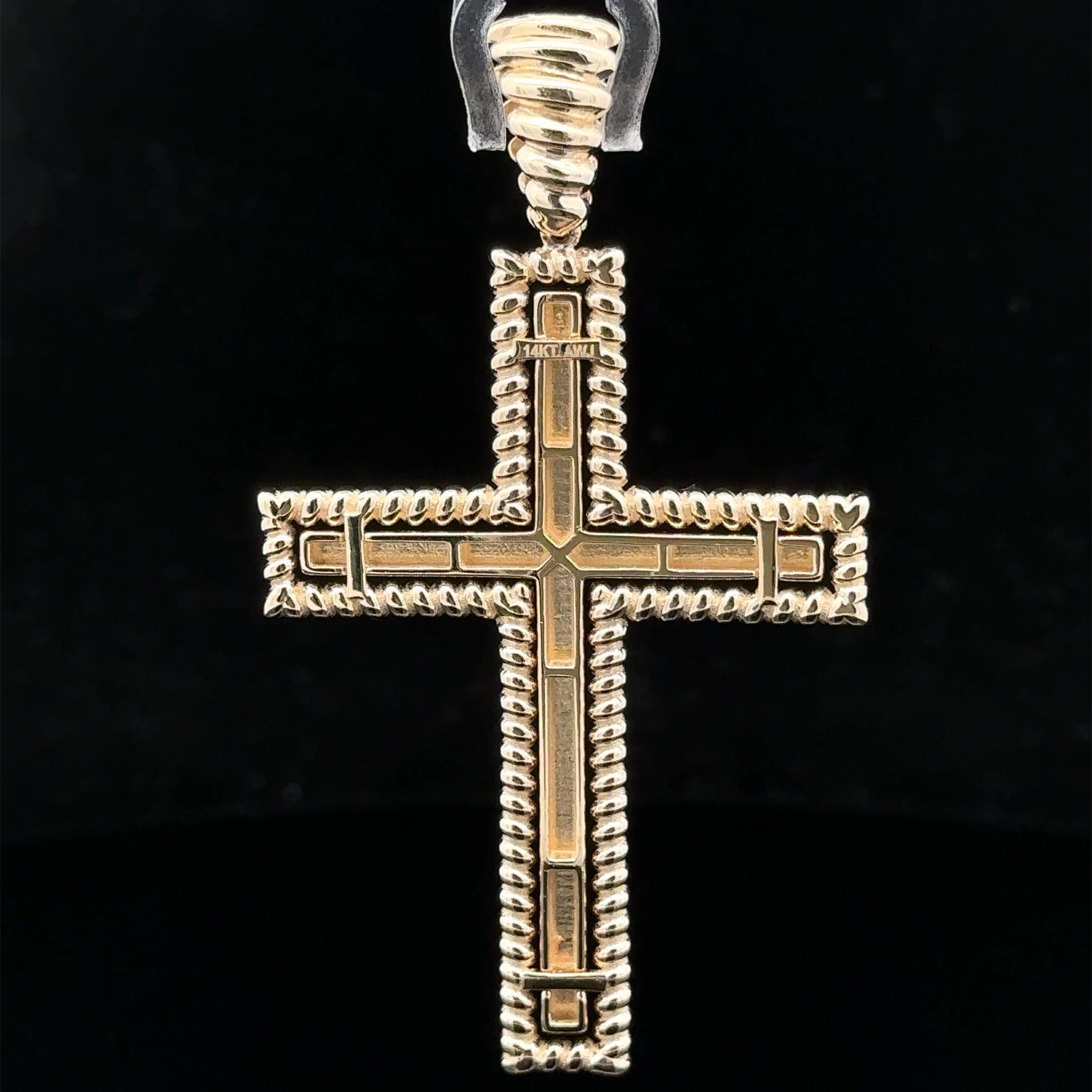 Grand pendentif croix en or jaune 14 carats poli au centre avec cadre en fil de fer torsadé Unisexe en vente