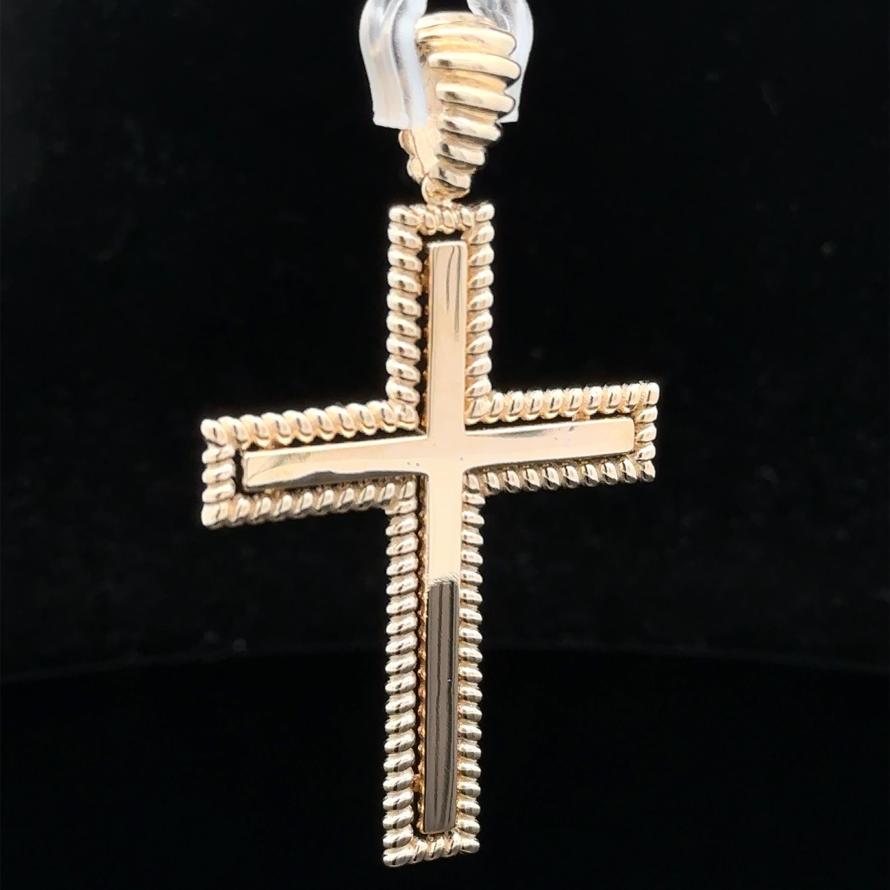Grand pendentif croix en or jaune 14 carats poli au centre avec cadre en fil de fer torsadé en vente 2