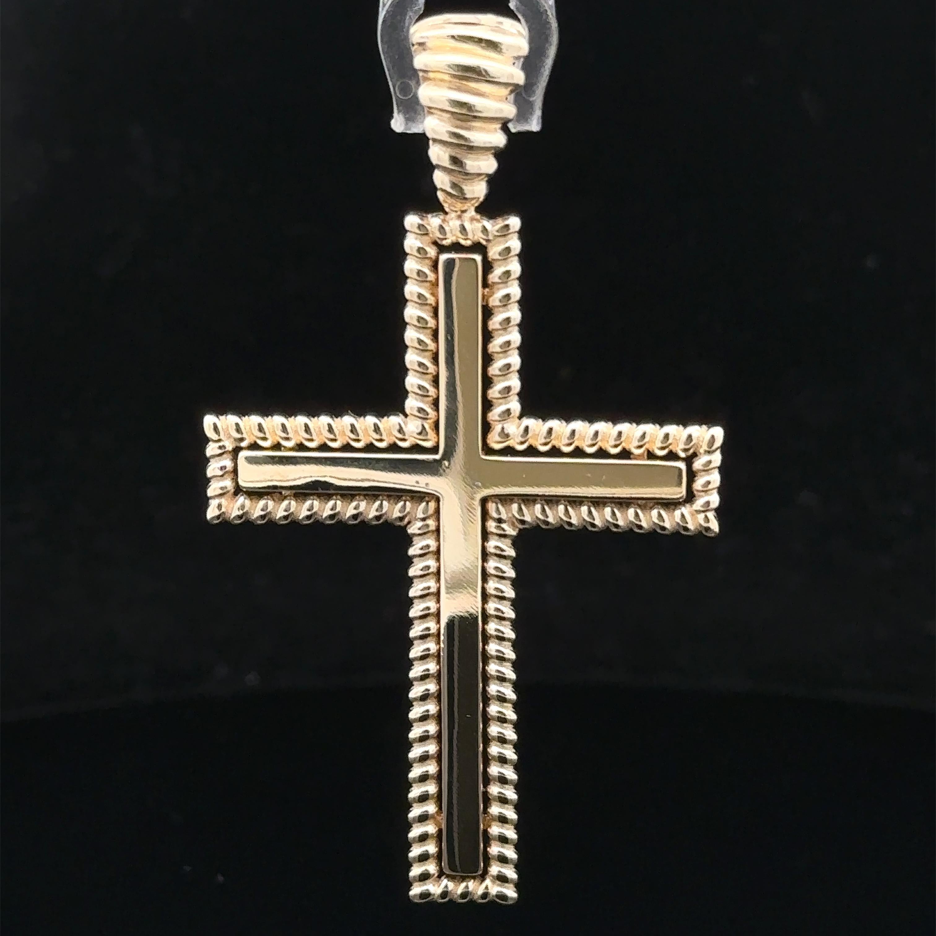 Grand pendentif croix en or jaune 14 carats poli au centre avec cadre en fil de fer torsadé en vente 3