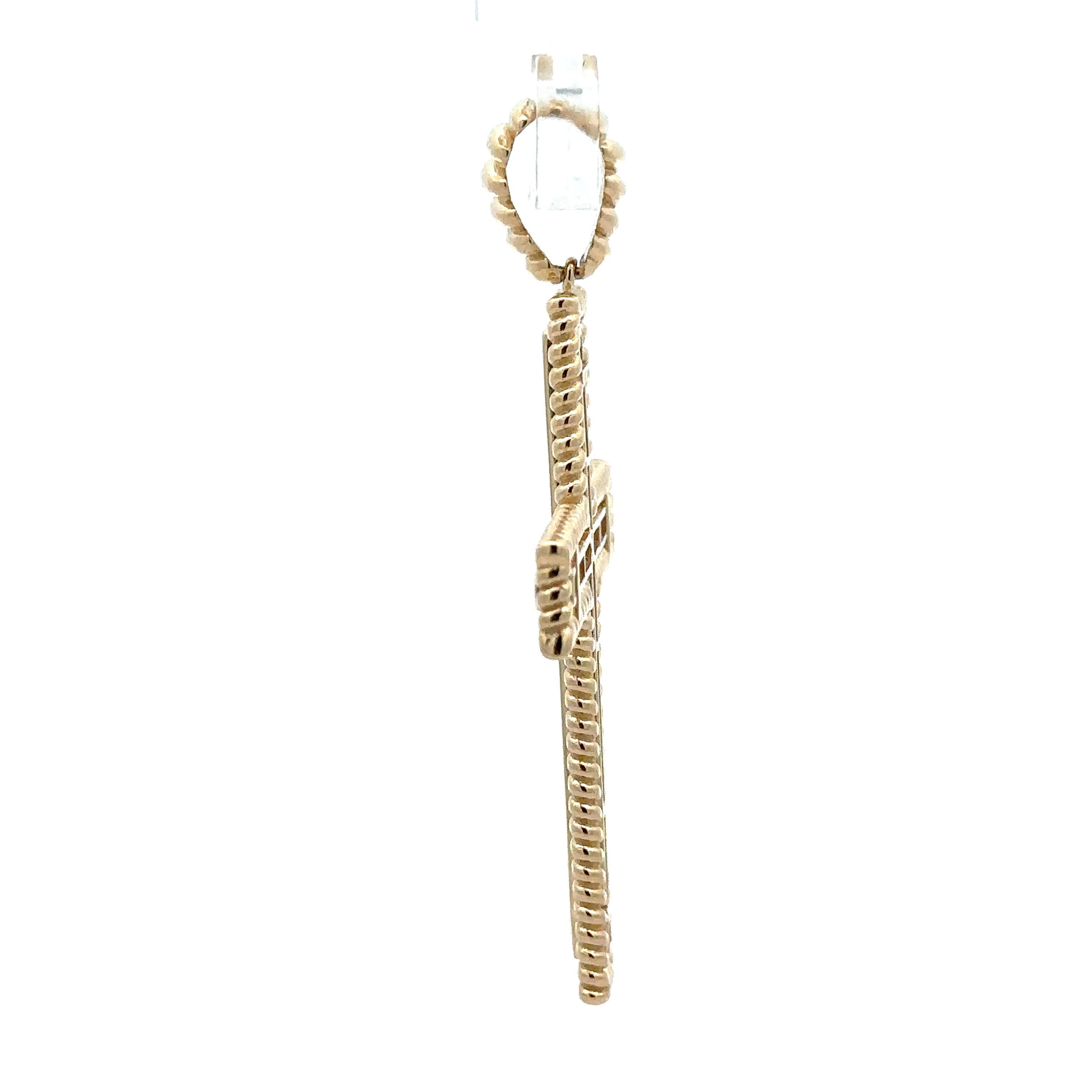 Grand pendentif croix en or jaune 14 carats poli au centre avec cadre en fil de fer torsadé en vente 5