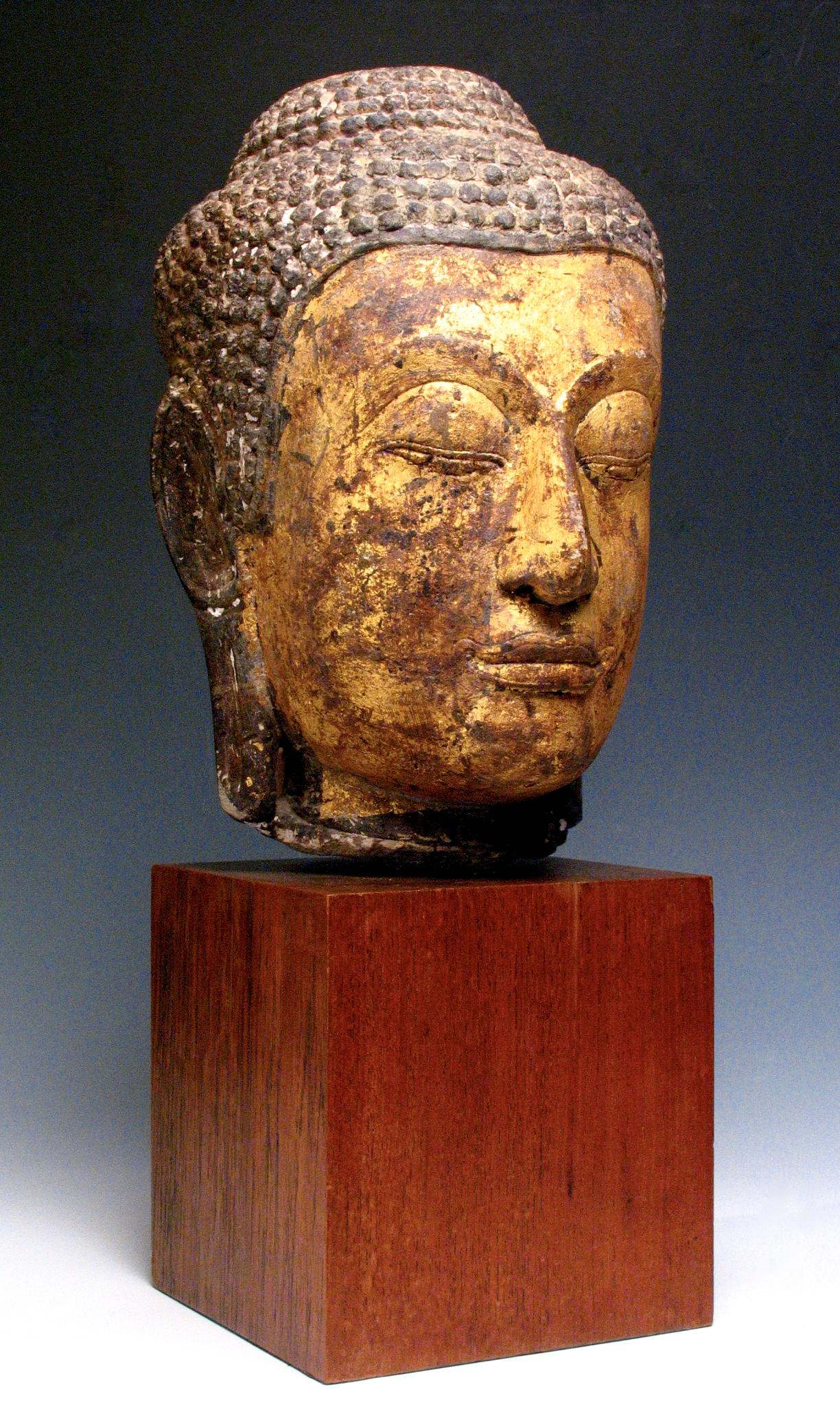 Thailändische buddhistische Sandsteinschnitzerei des Kopfes einer Buddhafigur, Ayutthaya, 14./15. Diese Skulptur hat geschnitzte Züge mit vollen Lippen, die mit einer eingeritzten Linie, die als 