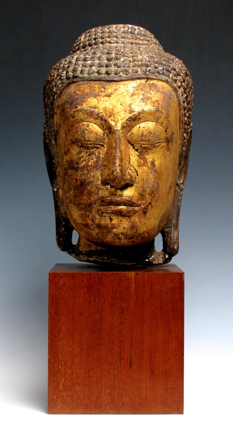 Großer thailändischer Buddha-Kopf aus Sandstein und Blattgold aus dem 14. bis 15. Jahrhundert  (Thailändisch) im Angebot