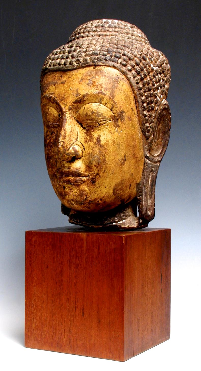 Großer thailändischer Buddha-Kopf aus Sandstein und Blattgold aus dem 14. bis 15. Jahrhundert  (Geschnitzt) im Angebot