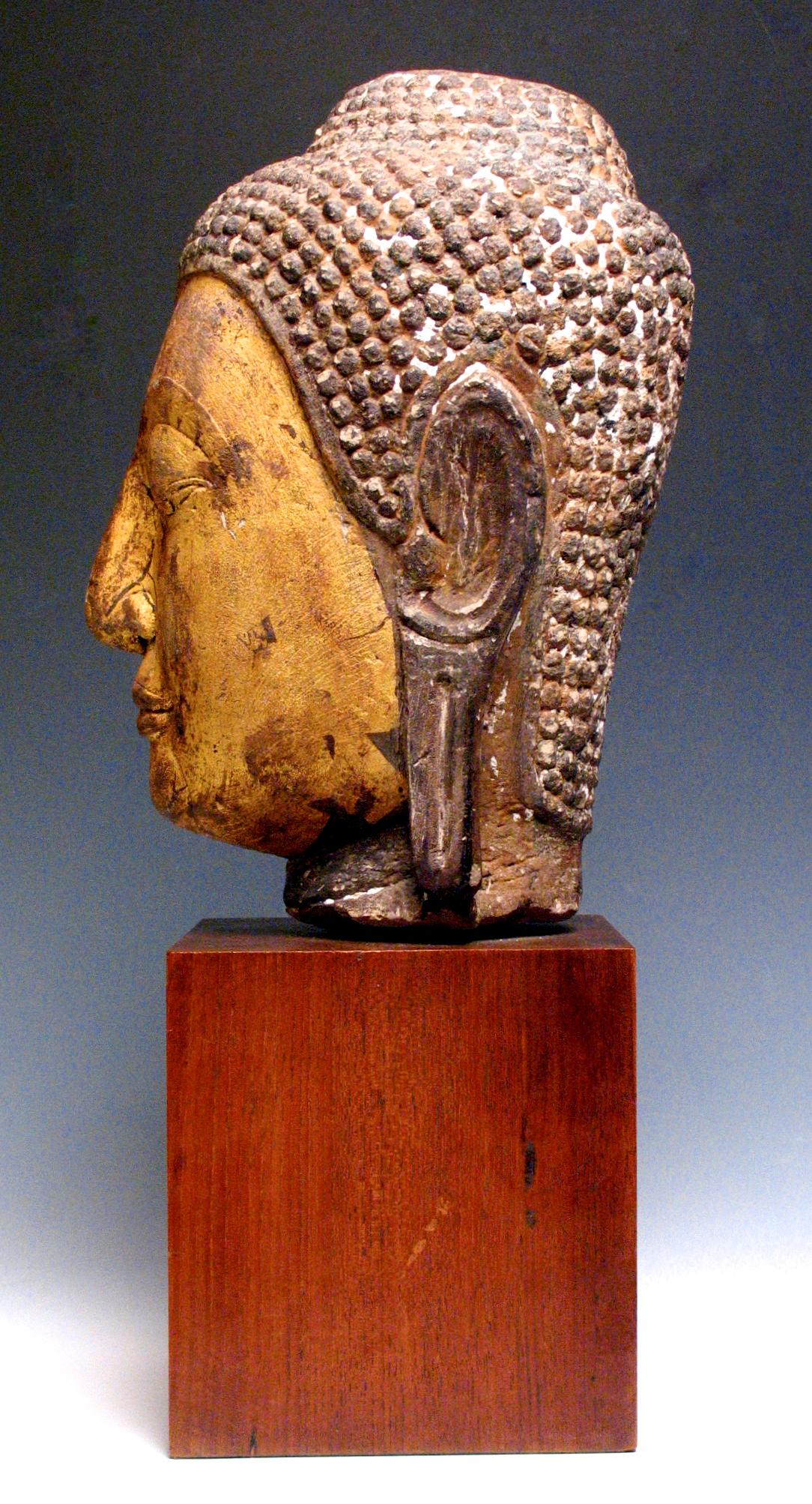 Großer thailändischer Buddha-Kopf aus Sandstein und Blattgold aus dem 14. bis 15. Jahrhundert  im Zustand „Gut“ im Angebot in New York, NY