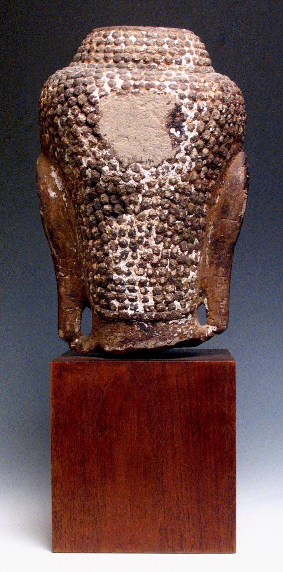 Großer thailändischer Buddha-Kopf aus Sandstein und Blattgold aus dem 14. bis 15. Jahrhundert  im Angebot 1