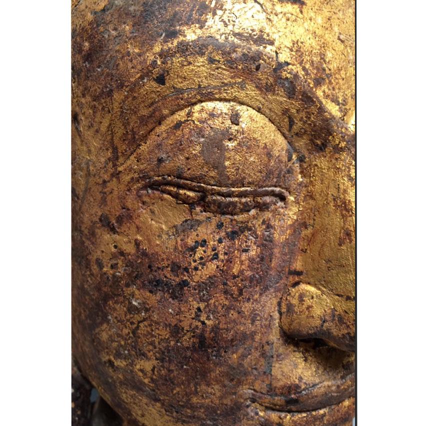 Großer thailändischer Buddha-Kopf aus Sandstein und Blattgold aus dem 14. bis 15. Jahrhundert  im Angebot 2