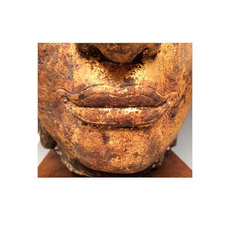 Großer thailändischer Buddha-Kopf aus Sandstein und Blattgold aus dem 14. bis 15. Jahrhundert  im Angebot 3
