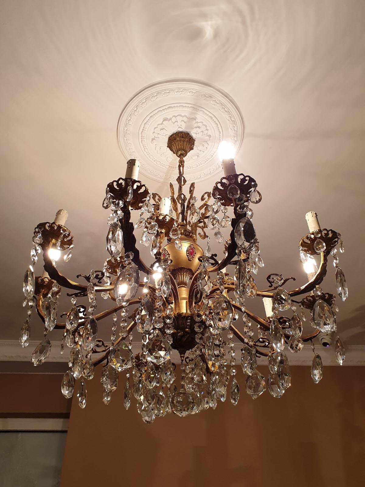 A large and presentable, metal-crystal chandelier with a very rich, Rococo pattern.

Despite the considerable dimensions, very shapely.

2 levels, 15 candles.

Extremely decorative and effective.

Recommendable for good interiors.