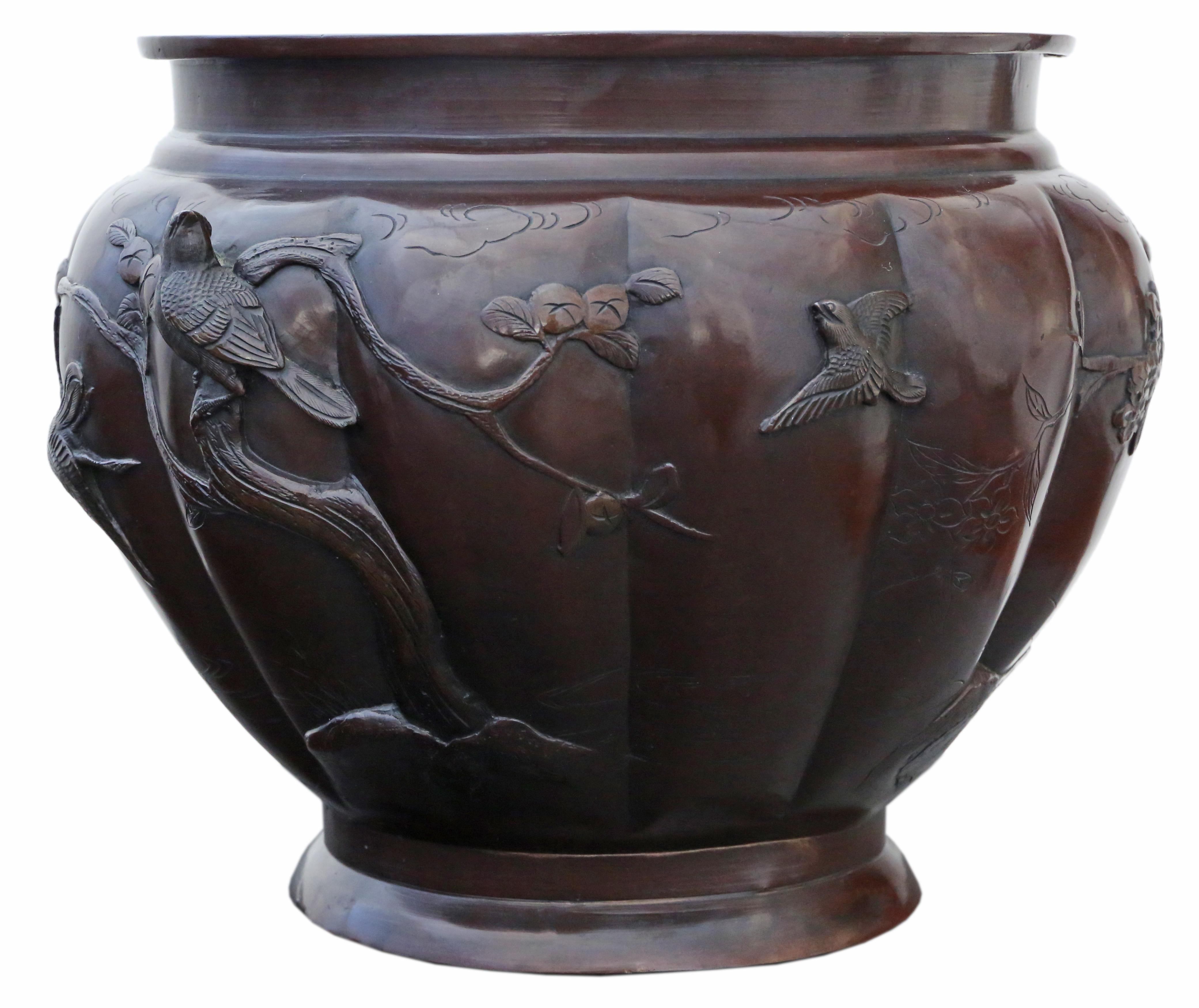 Antique Japanese Oriental Bronze Jardinière Planter Bowl Censor - Exquisite 19th Century Meiji Period Piece!

This stunning bronze jardinière planter bowl, originating from the 19th century Meiji Period, is a testament to Japanese artistry and