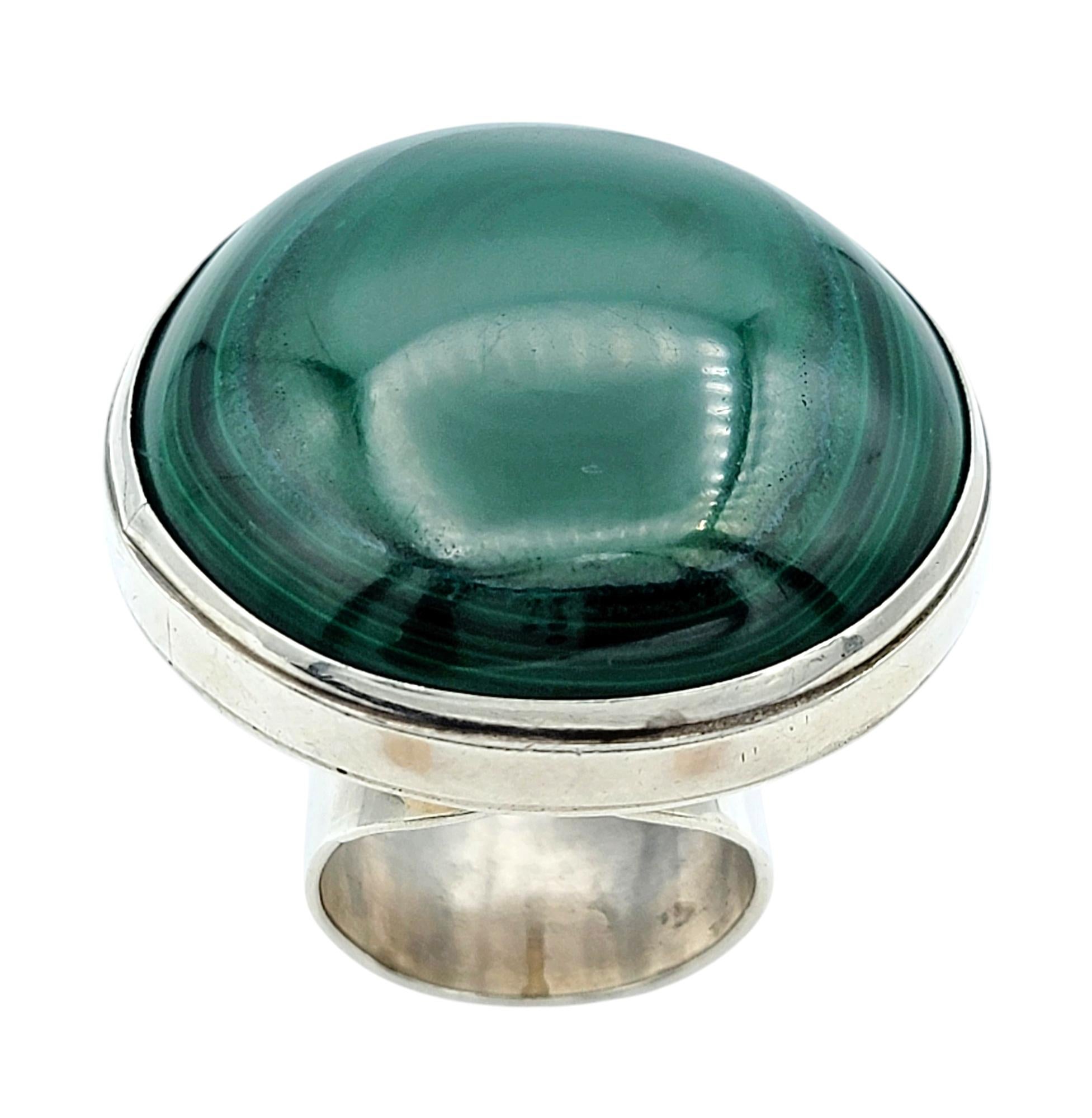 Contemporaneo Grande anello con cabochon rotondo di malachite da 1,5