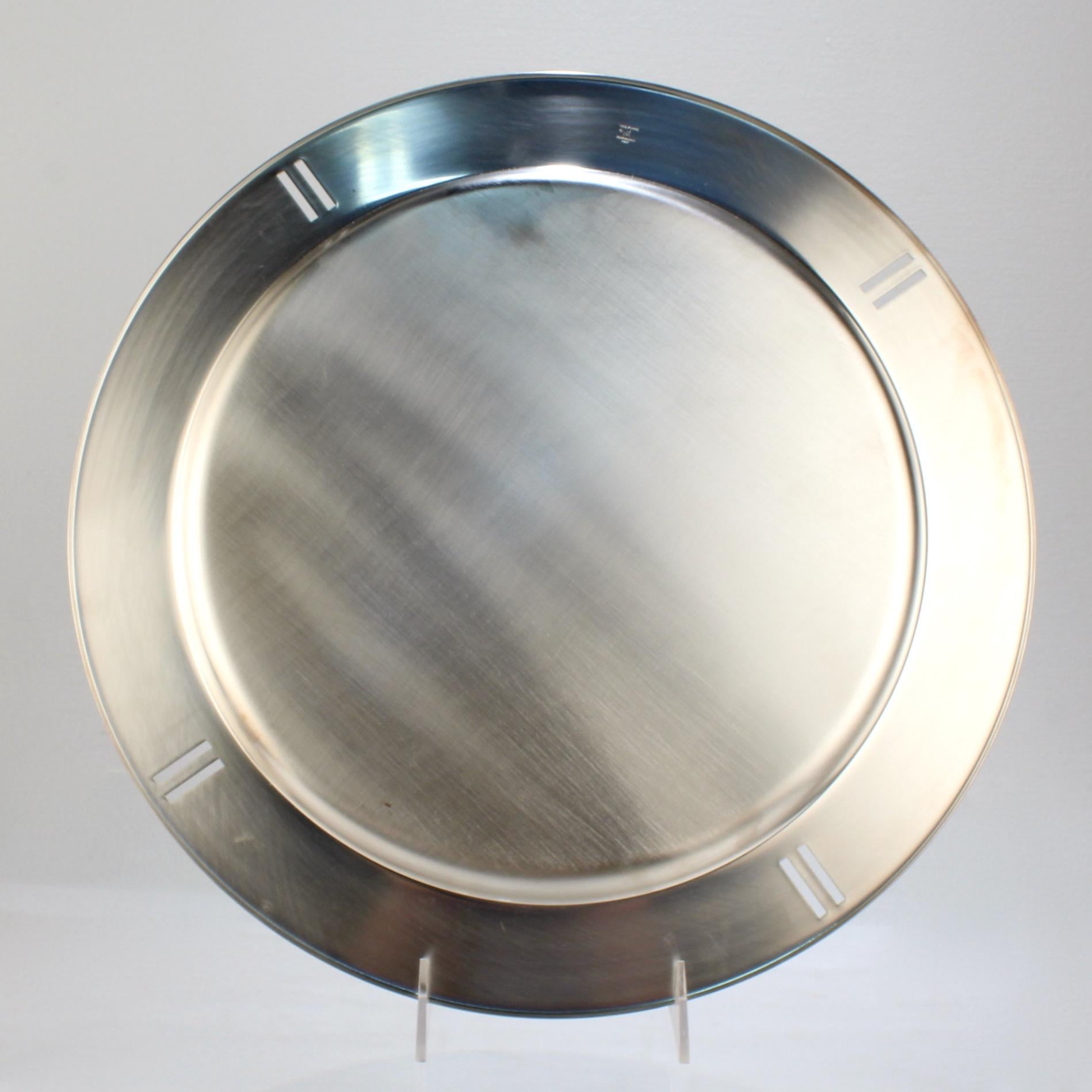 Grand chargeur ou plateau en métal argenté de Richard Meier pour Swid Powell  Bon état - En vente à Philadelphia, PA