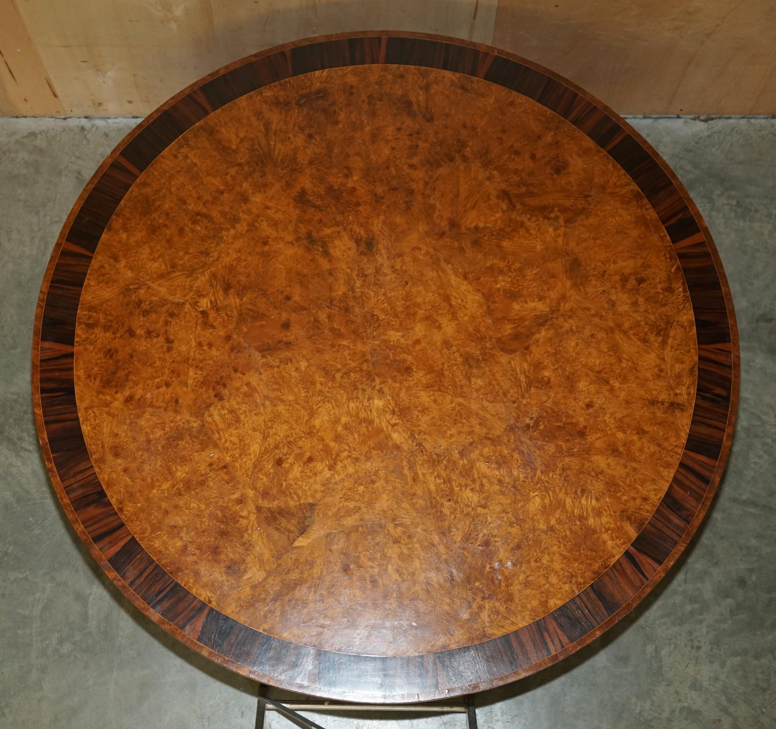 Noyer GRANDE TABLE RONDE DE REGENCE EN MACASSAR DE WALNUT DE 152.5CM DE LARGE 152CM DE LARGE, ASSISES 8 en vente