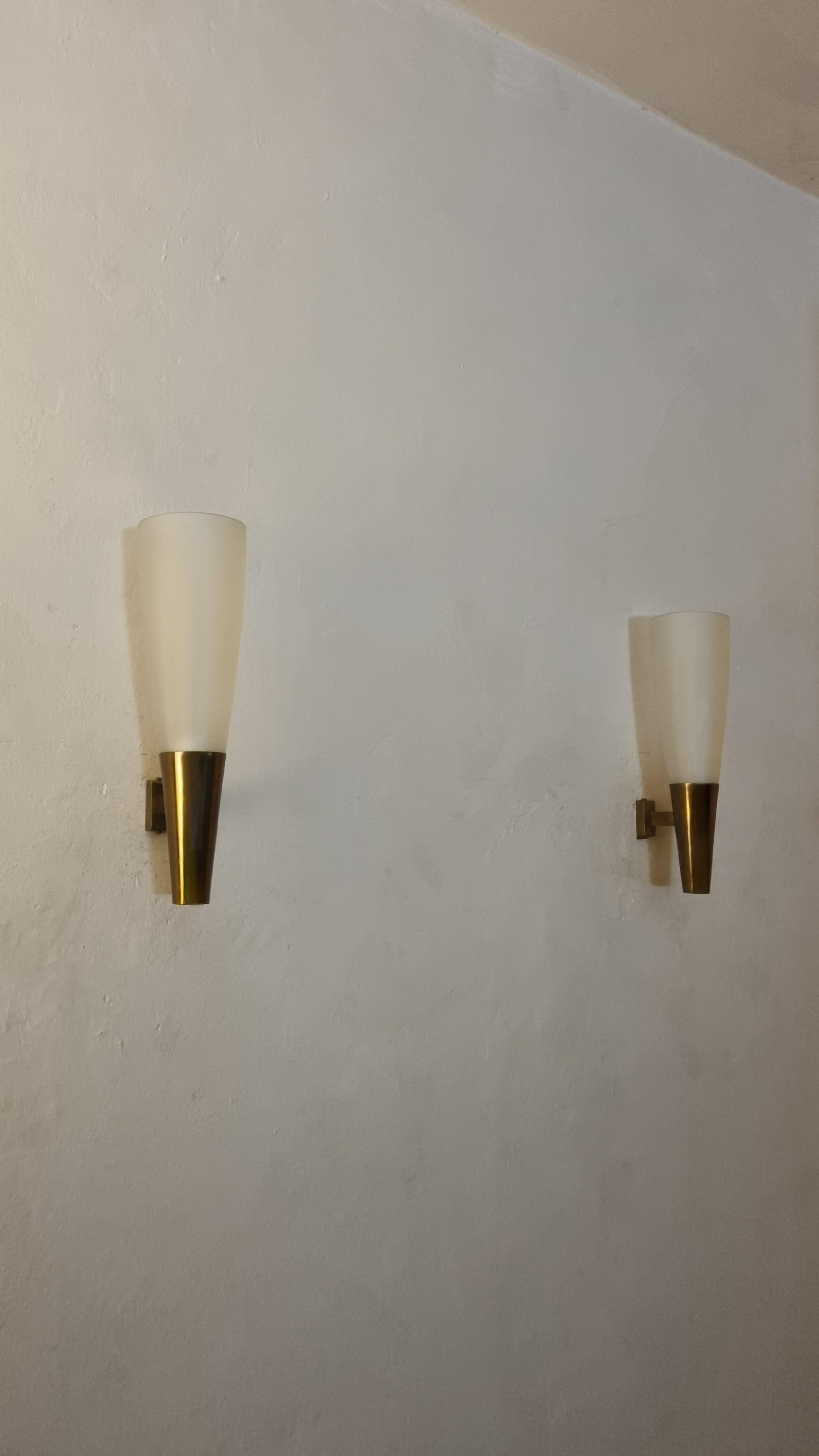 Rara coppia di grandi lampade a parete mod. 1537 disegnate da Pietro Chiesa per Fontana Arte nel 1936.
Struttura conica in ottone, diffusori in cristallo satinato e molato.
Eccellenti condizioni.

Nel 1933 fu creato un dipartimento specializzato in