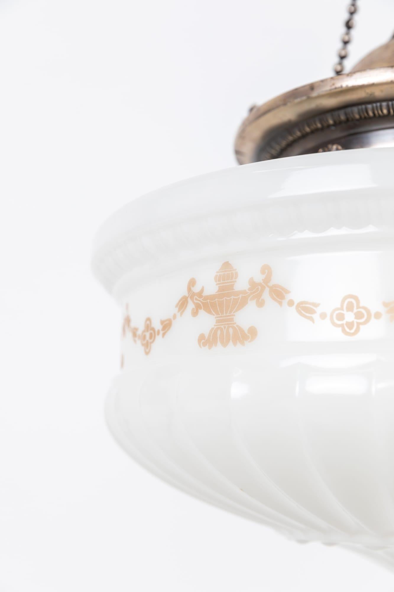 

Eine unglaubliche und höchst originelle dekorative Opalin-Hängeleuchte. Um 1920

Hergestellt von der britischen Elektrofirma British Thomson-Houston aus dem frühen 20. Jahrhundert - dicker Schirm aus gepresstem Opalglas mit dezentem geätztem Dekor